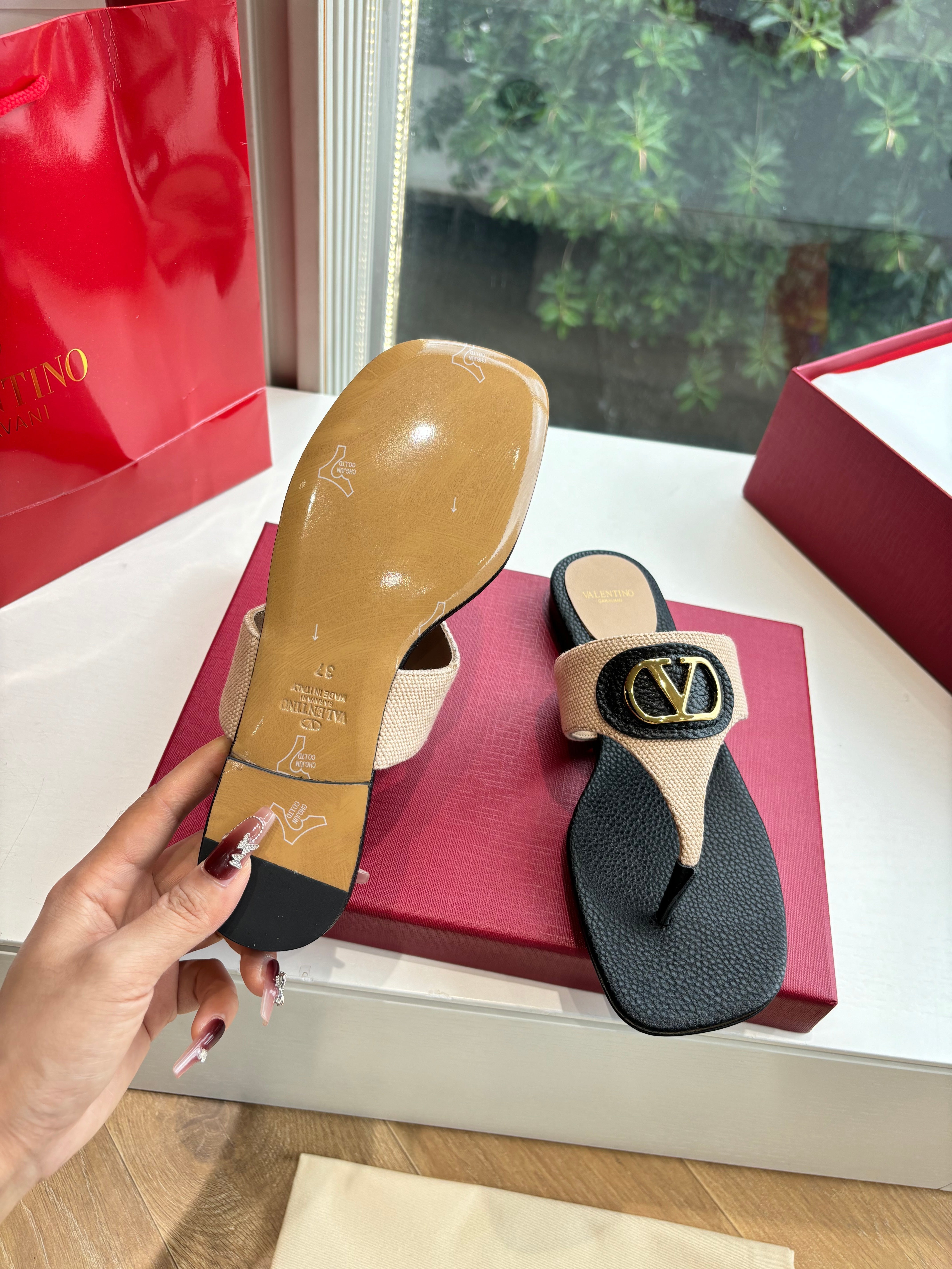 VT 25 Thong Sandals Black Beige Sheepskin Slide