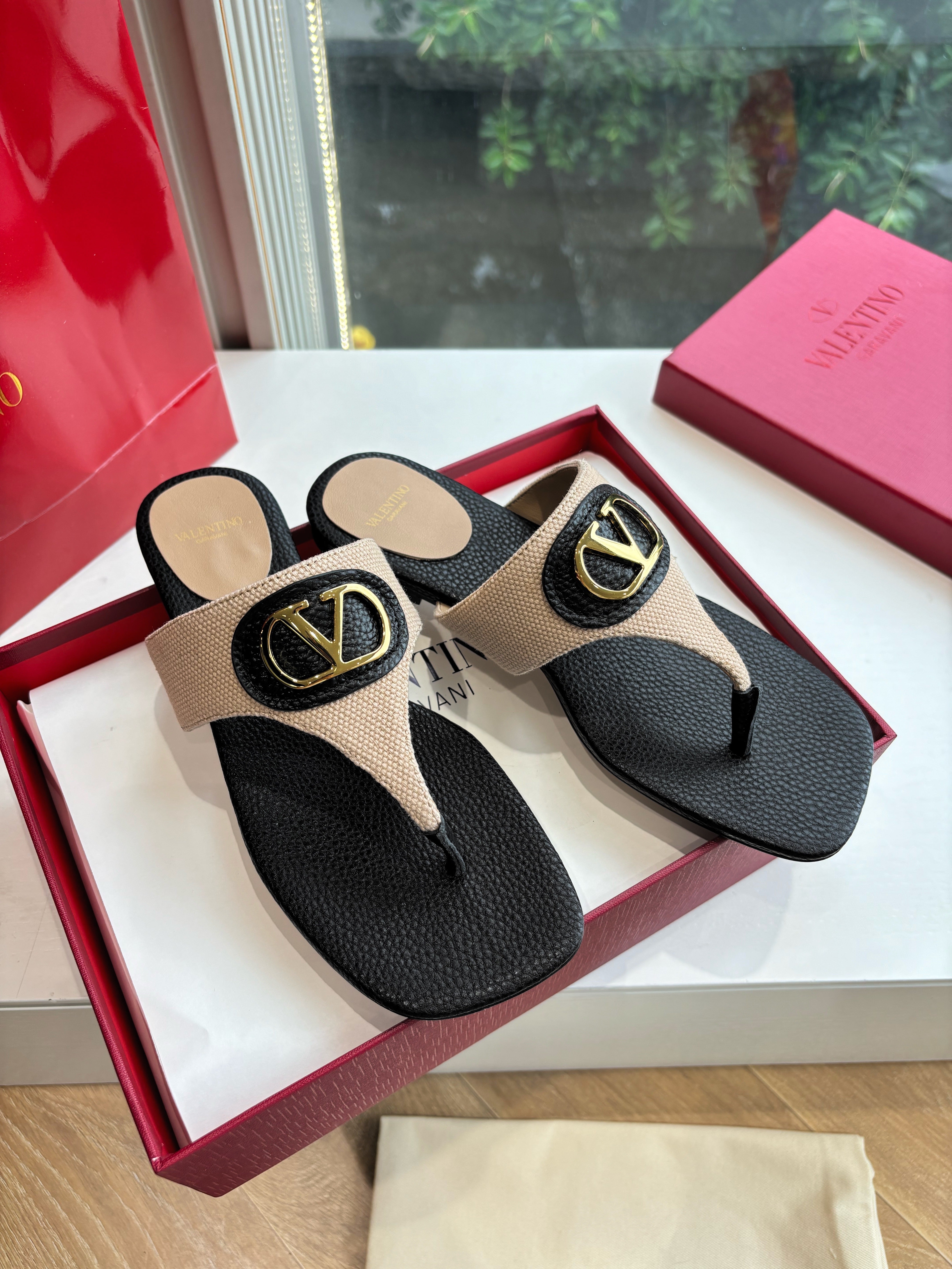 VT 25 Thong Sandals Black Beige Sheepskin Slide