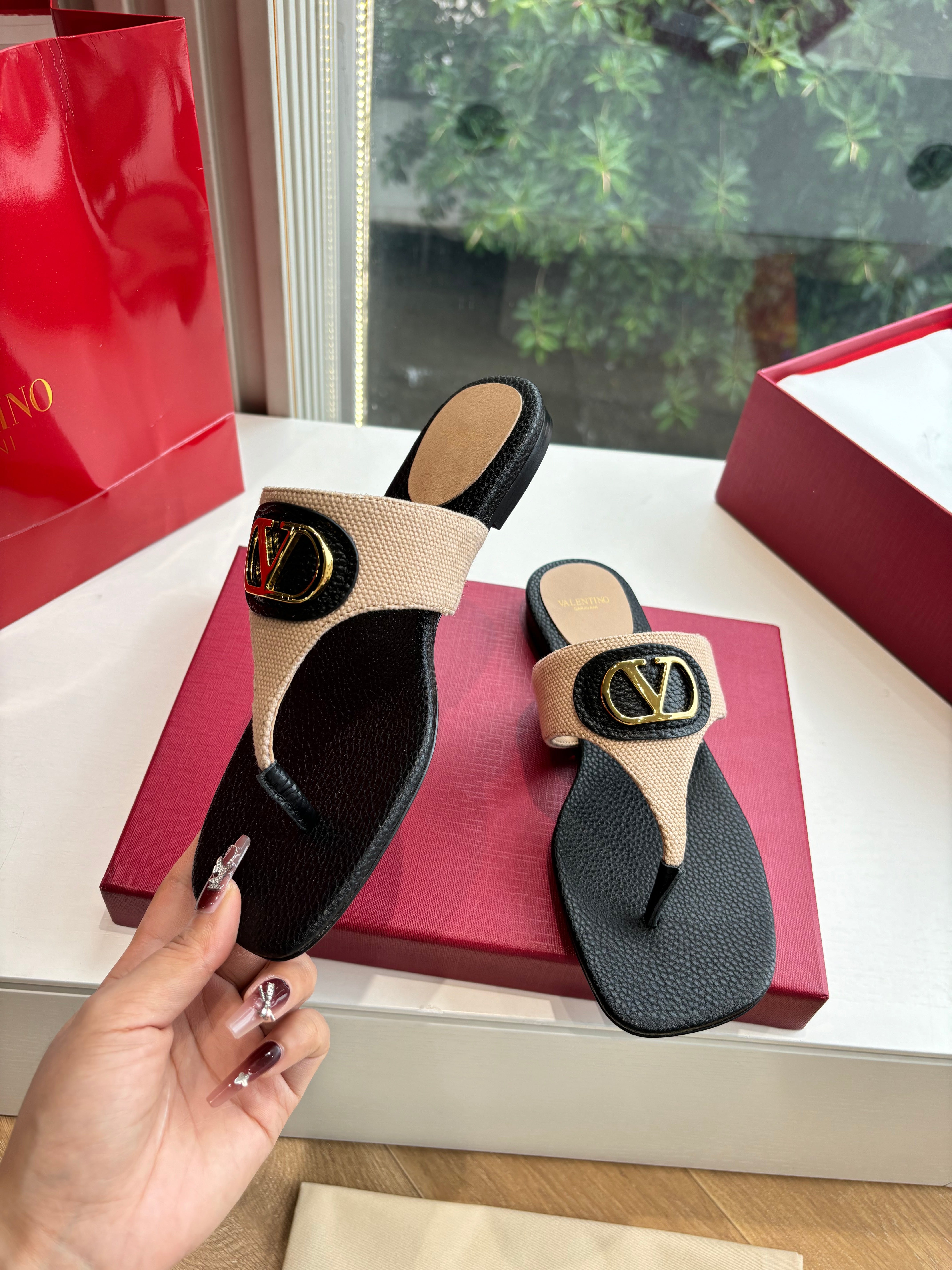 VT 25 Thong Sandals Black Beige Sheepskin Slide