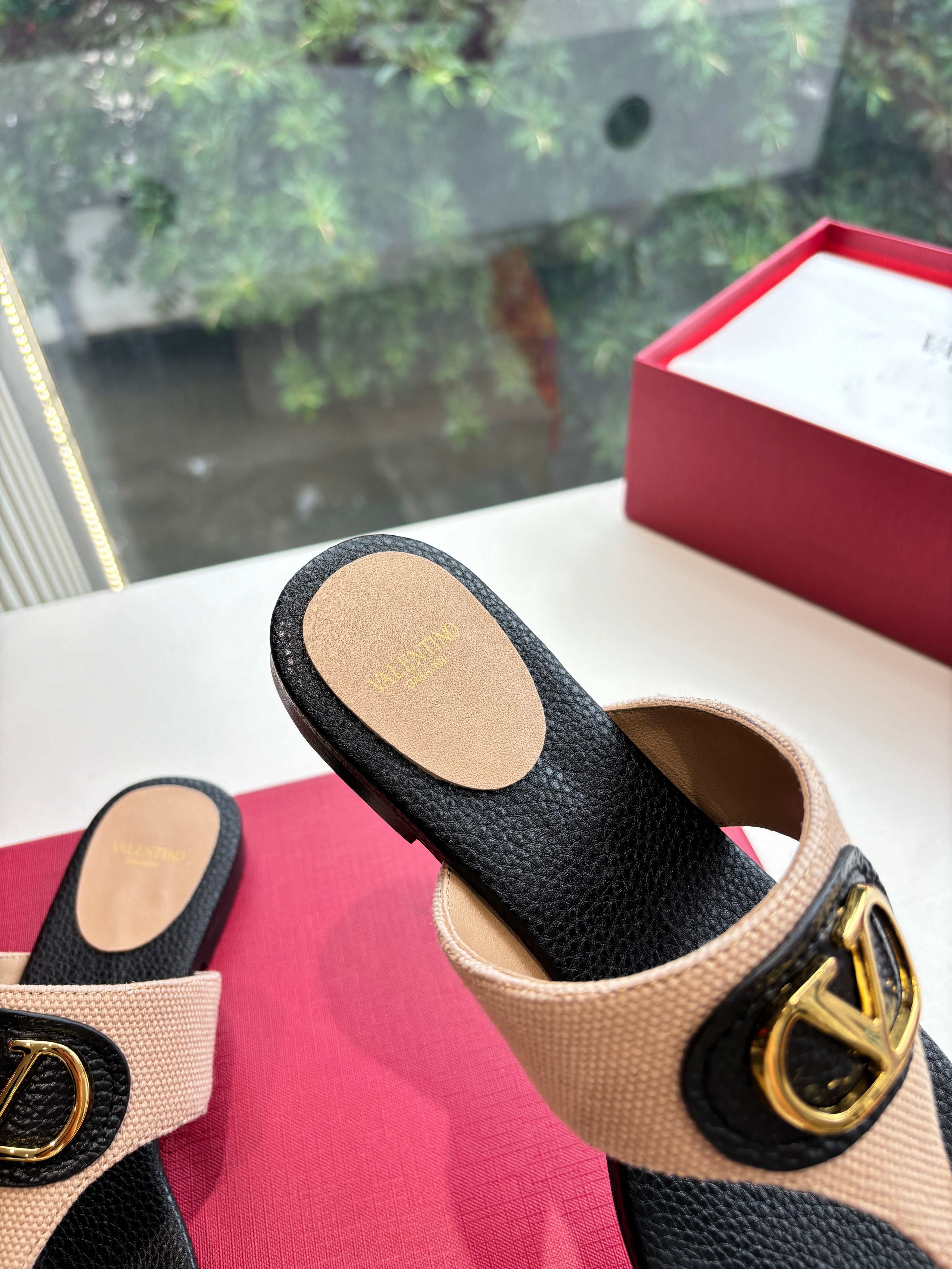 VT 25 Thong Sandals Black Beige Sheepskin Slide