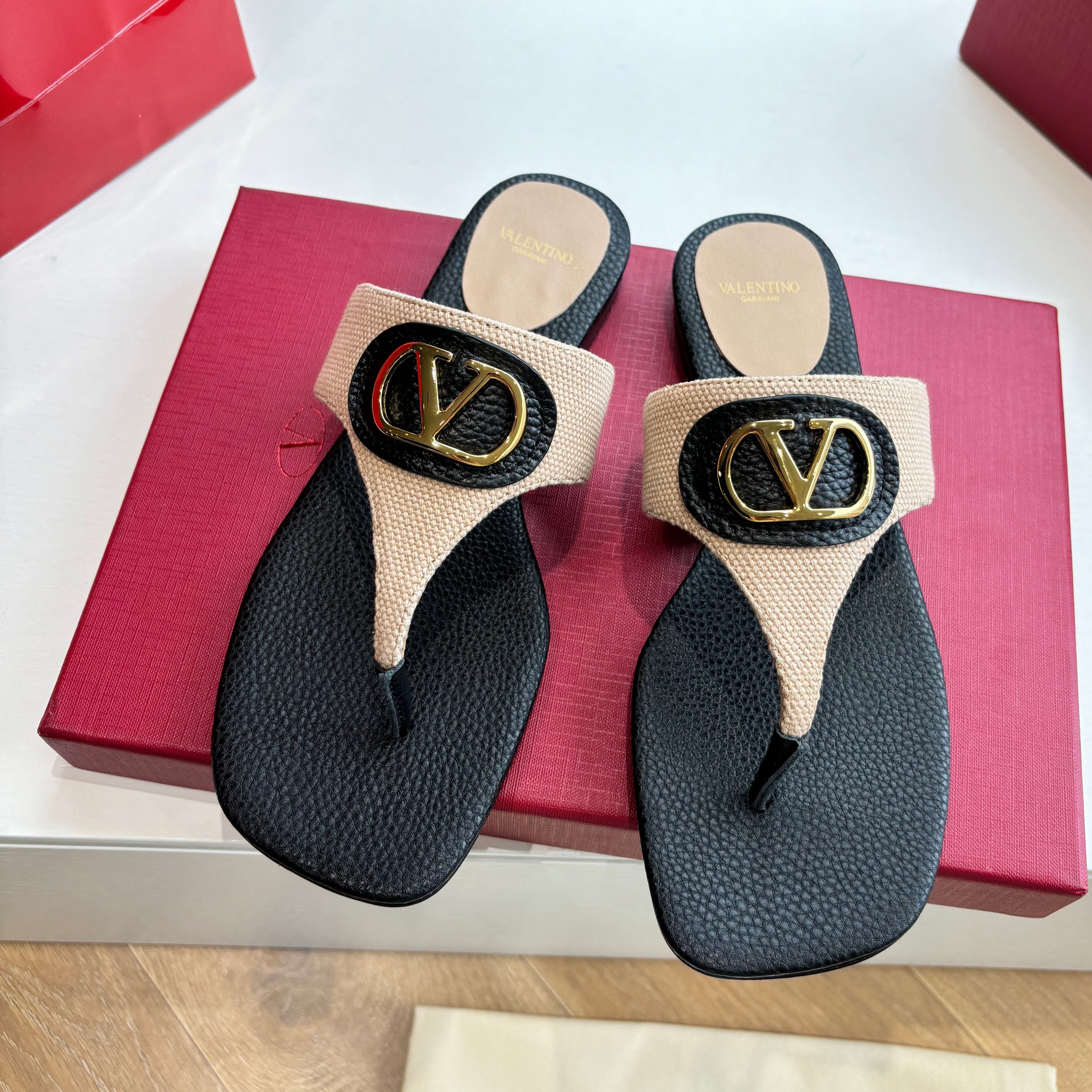 VT 25 Thong Sandals Black Beige Sheepskin Slide