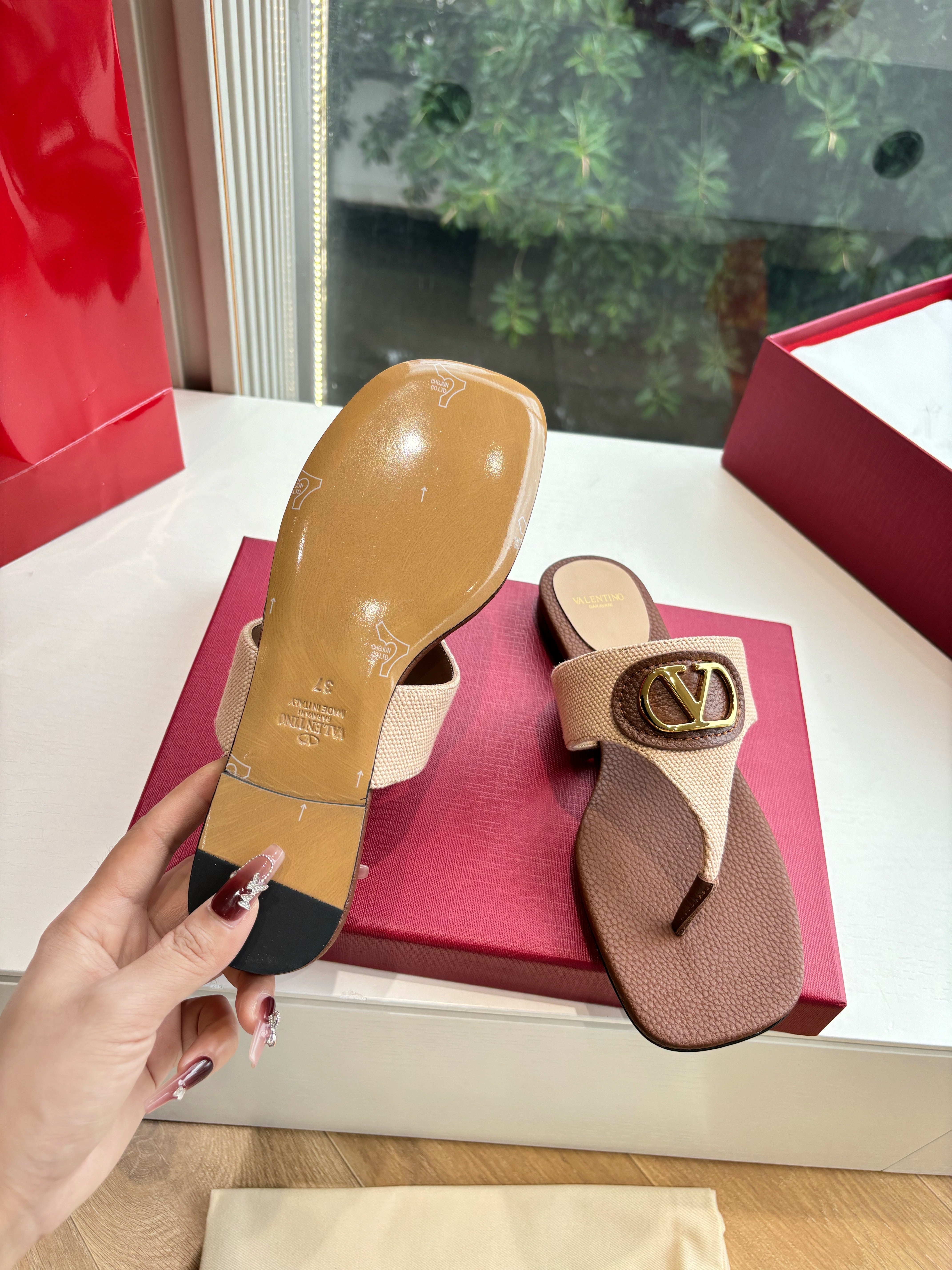 VT 25 Thong Sandals Brown Beige Sheepskin Slide