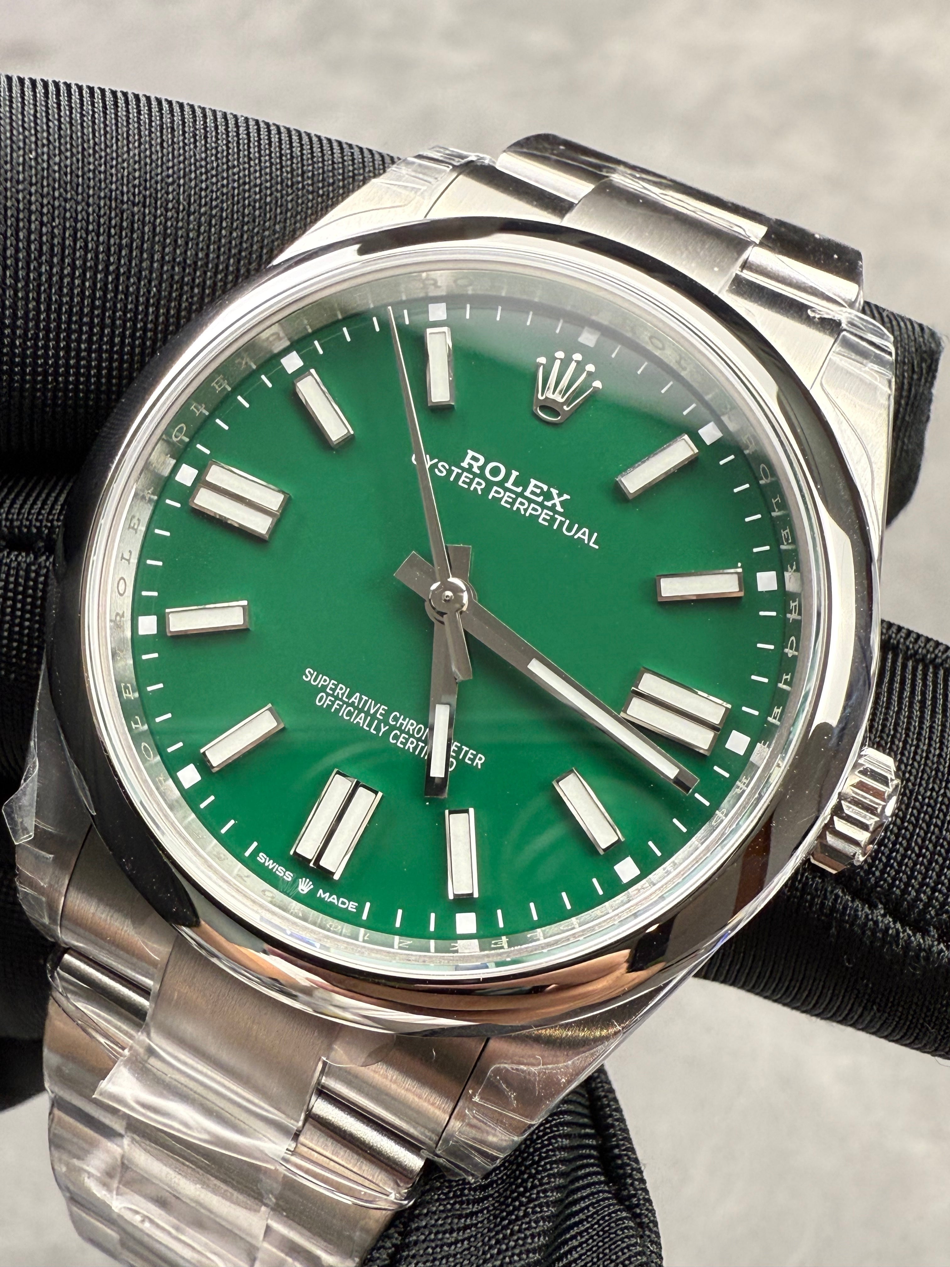 ROLEX OYSTER PERPETUAL 41MM SILVER GREEN