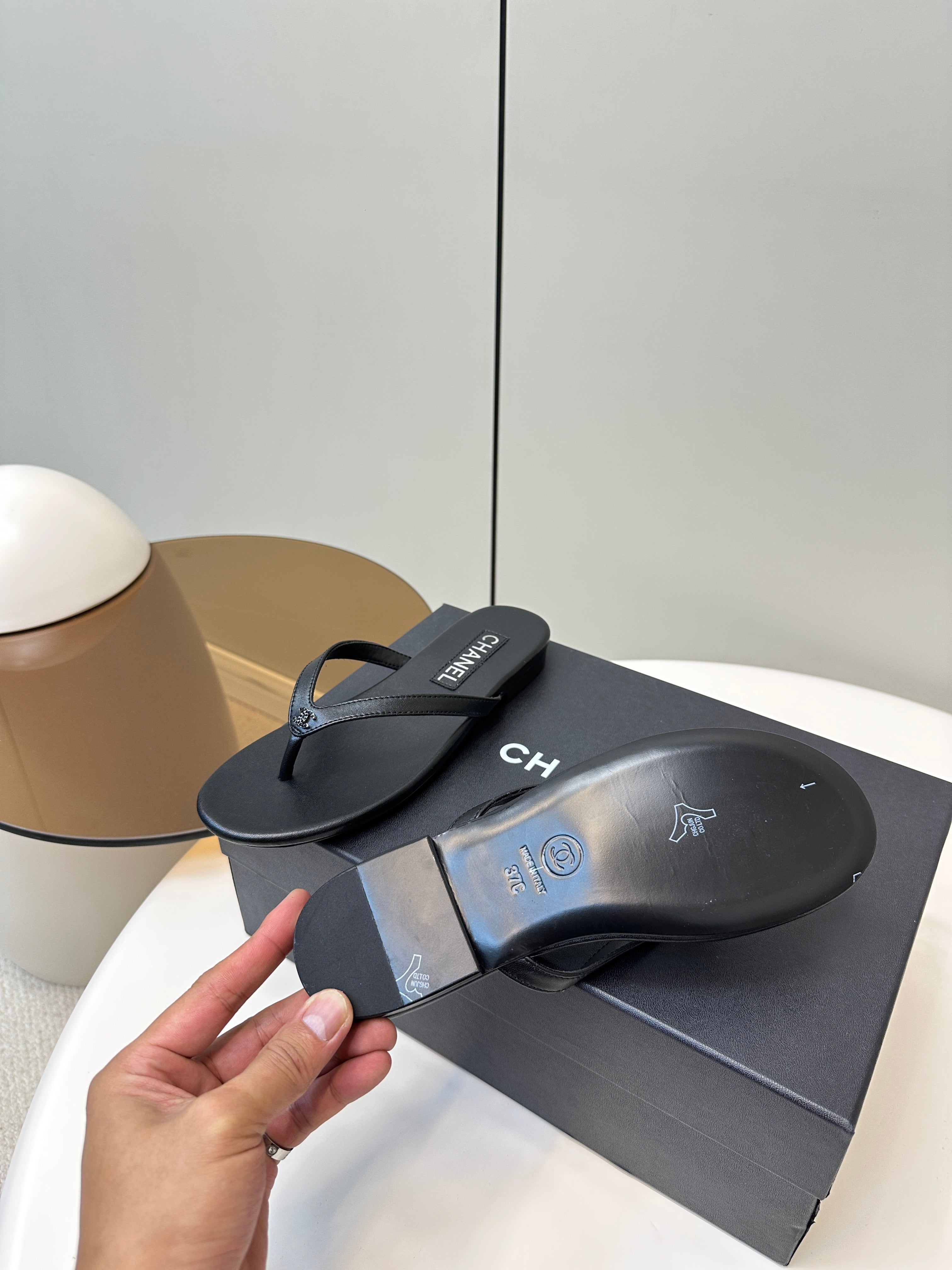 CC 25 Thong Sandal Black Diamond Logo