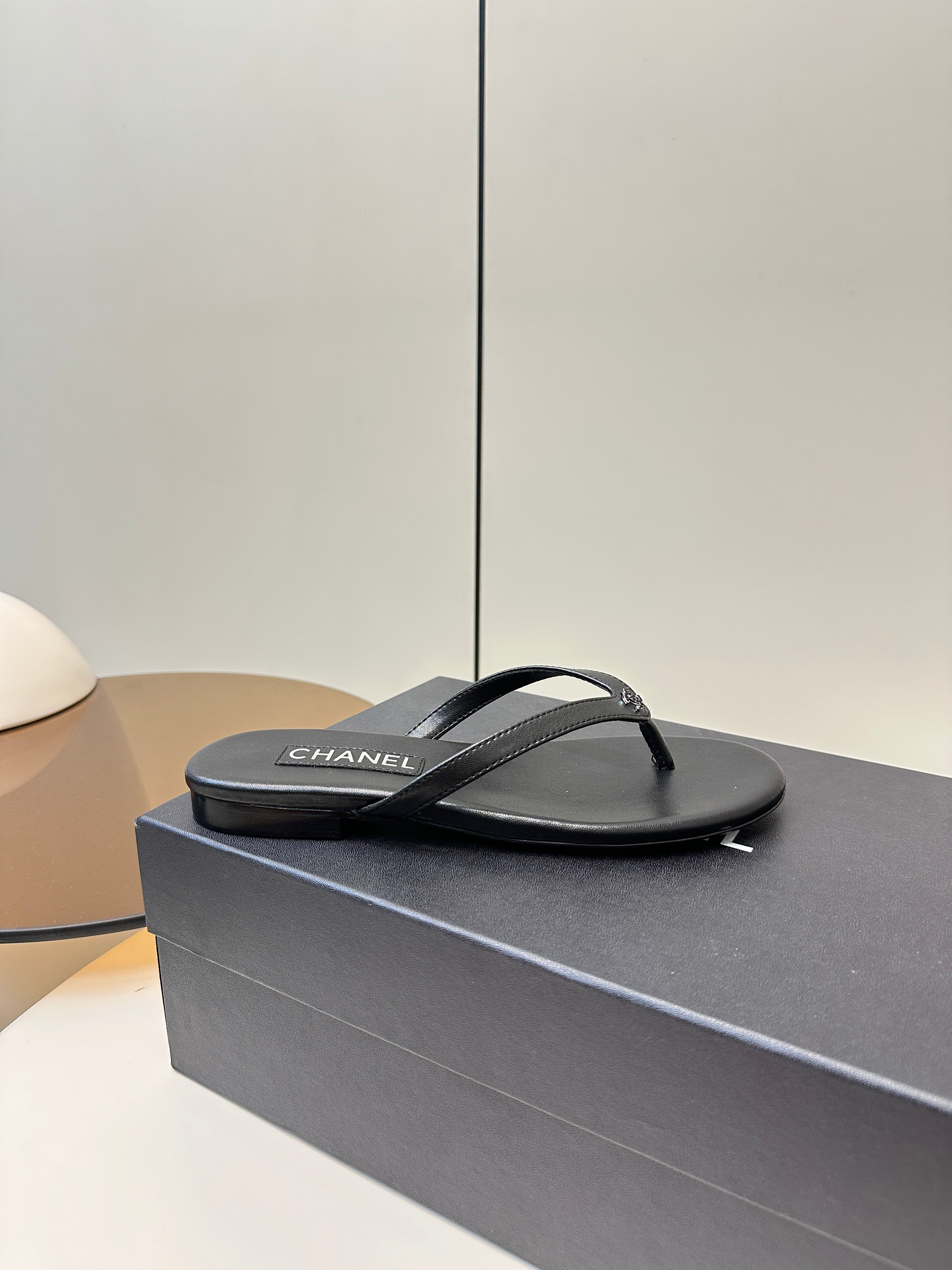 CC 25 Thong Sandal Black Diamond Logo