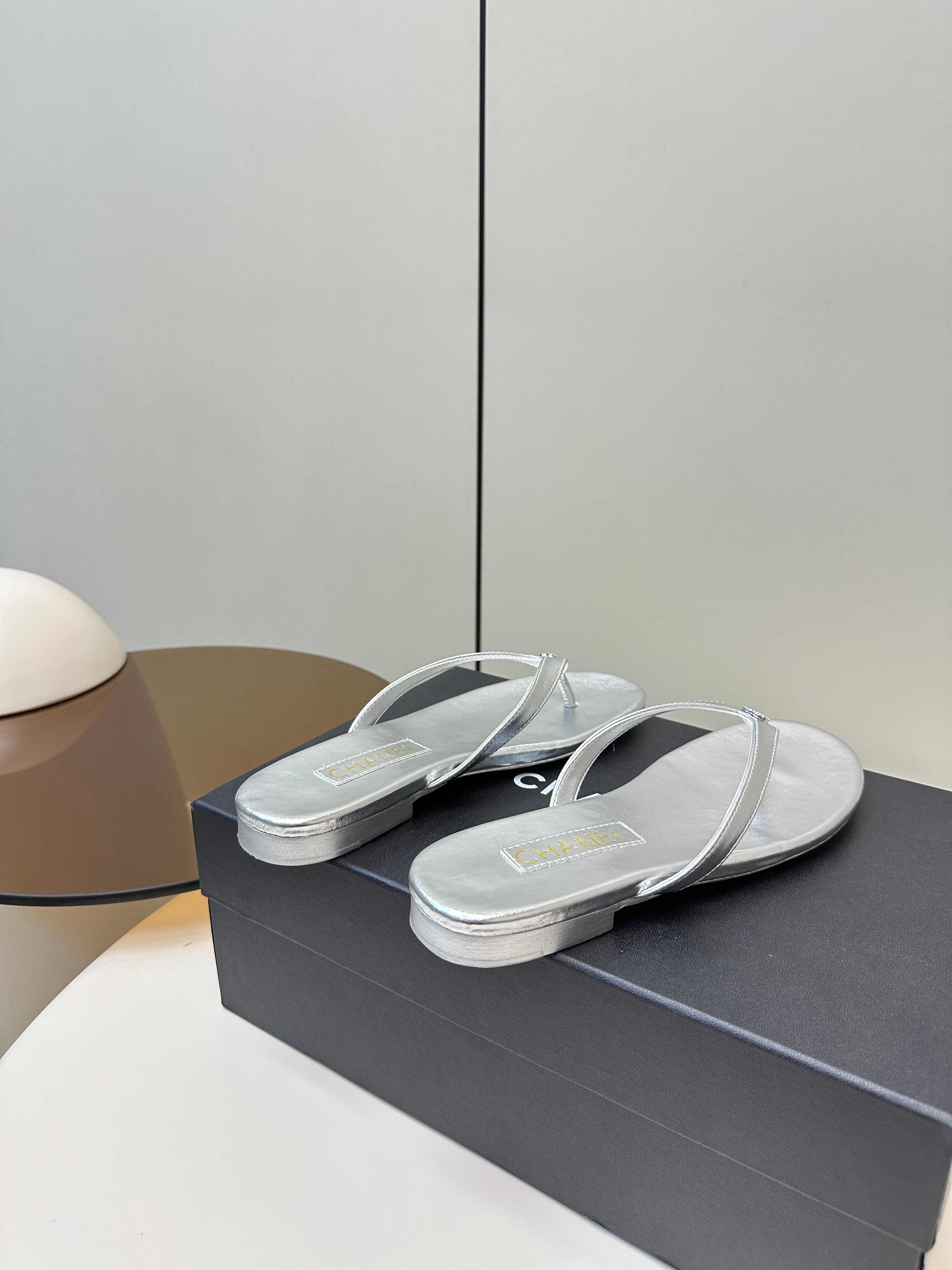 CC 25 Thong Sandal Silver Metalic Silver Diamond Logo