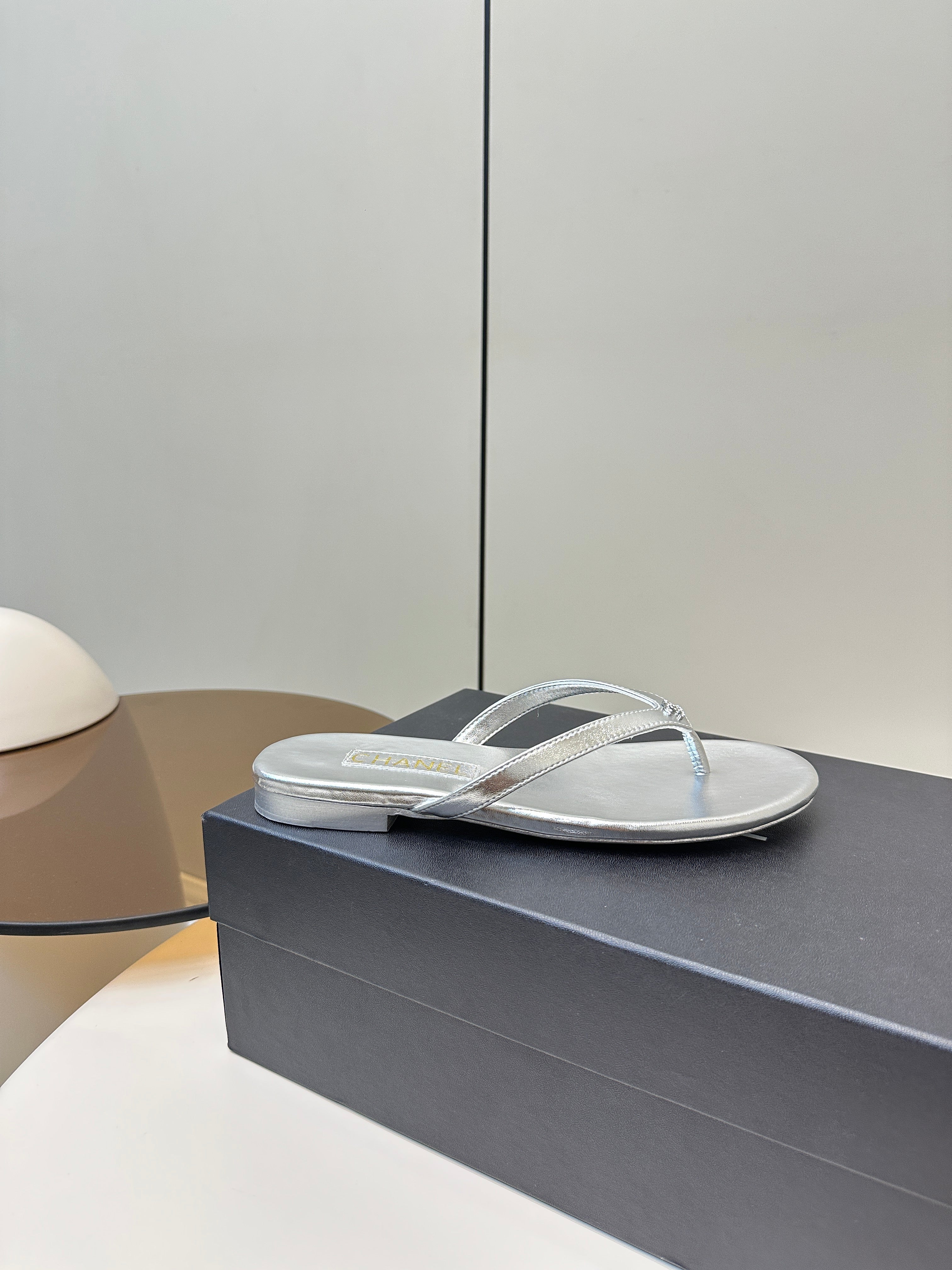 CC 25 Thong Sandal Silver Metalic Silver Diamond Logo