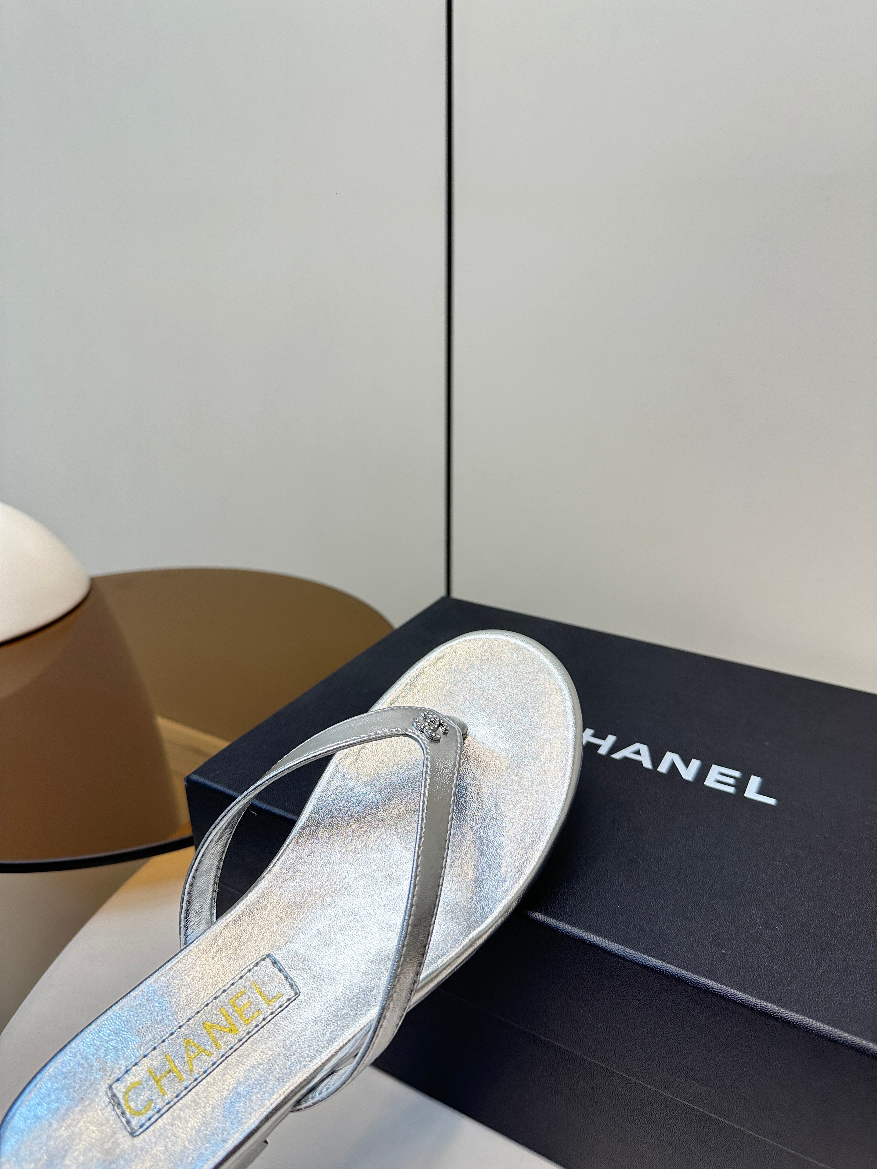 CC 25 Thong Sandal Silver Metalic Silver Diamond Logo