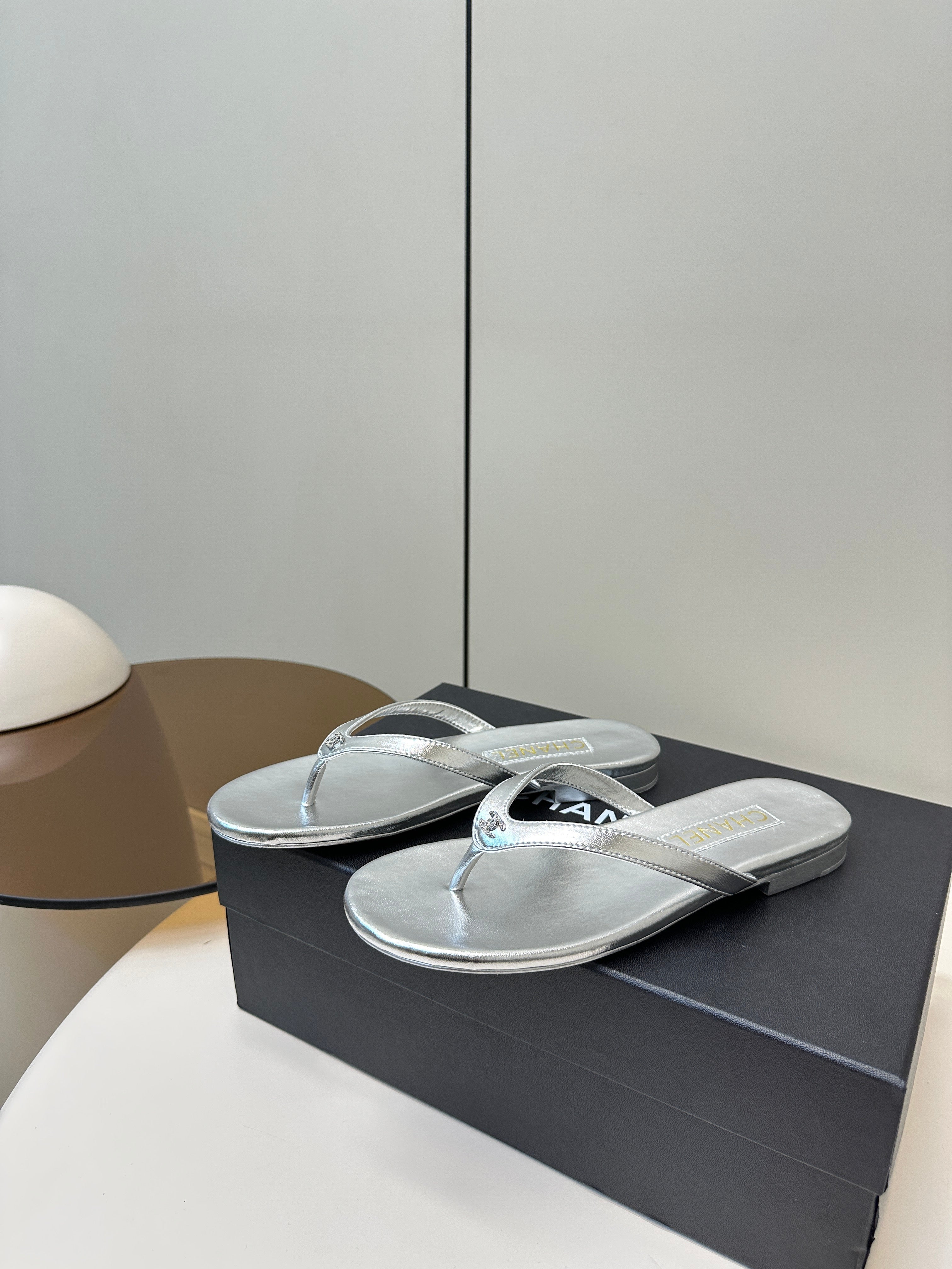 CC 25 Thong Sandal Silver Metalic Silver Diamond Logo