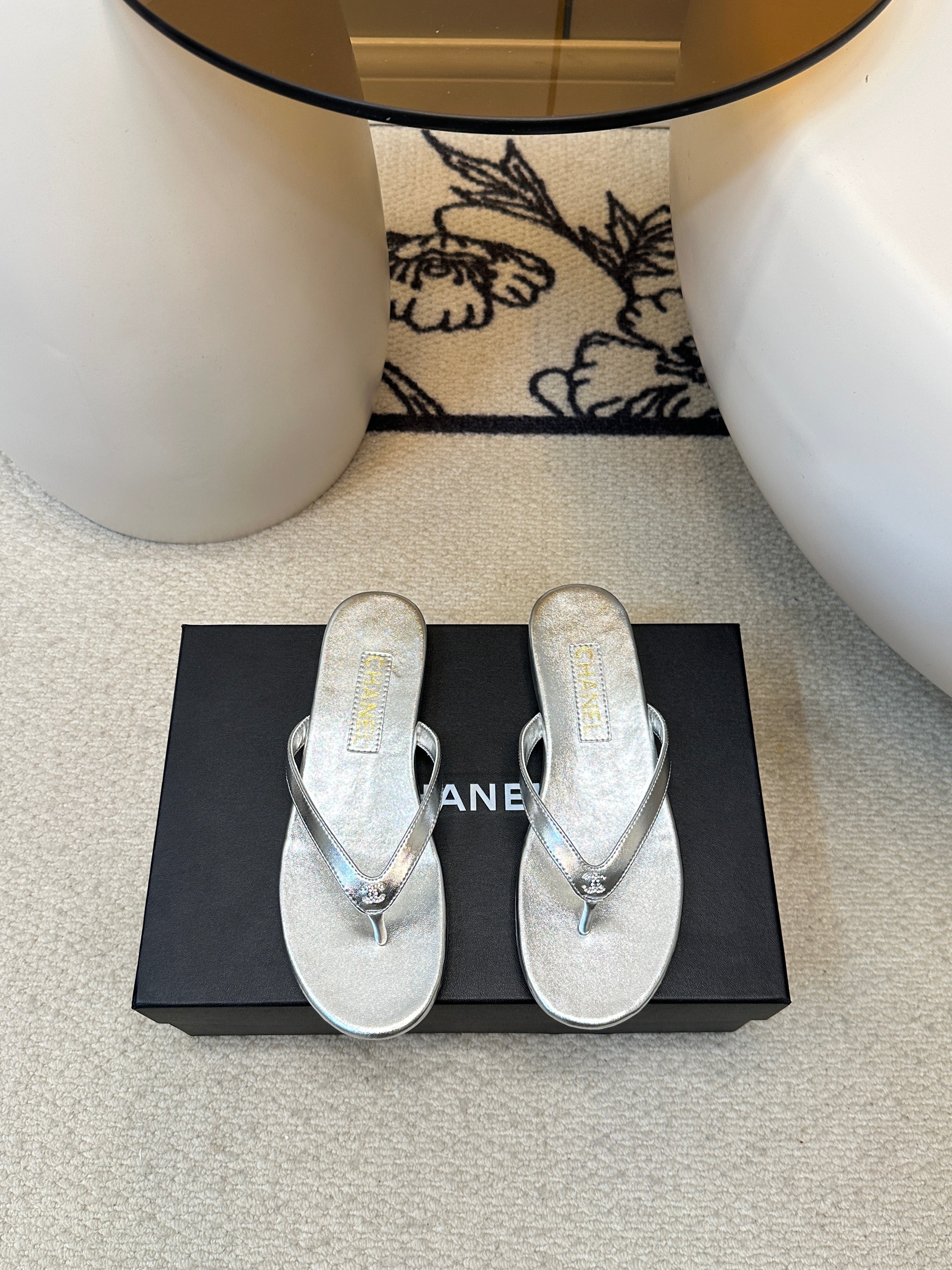 CC 25 Thong Sandal Silver Metalic Silver Diamond Logo