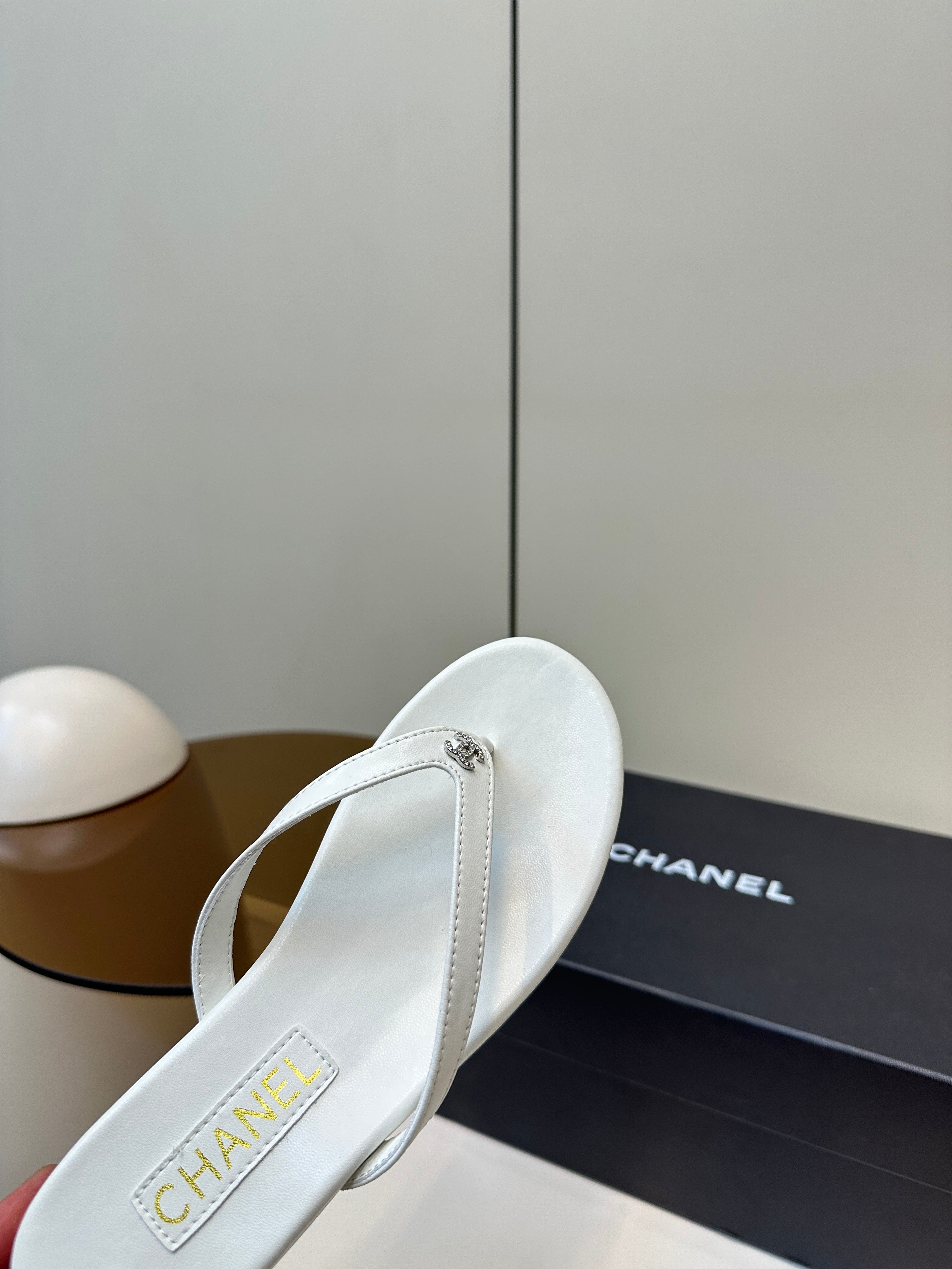 CC 25 Thong Sandal White Diamond Logo