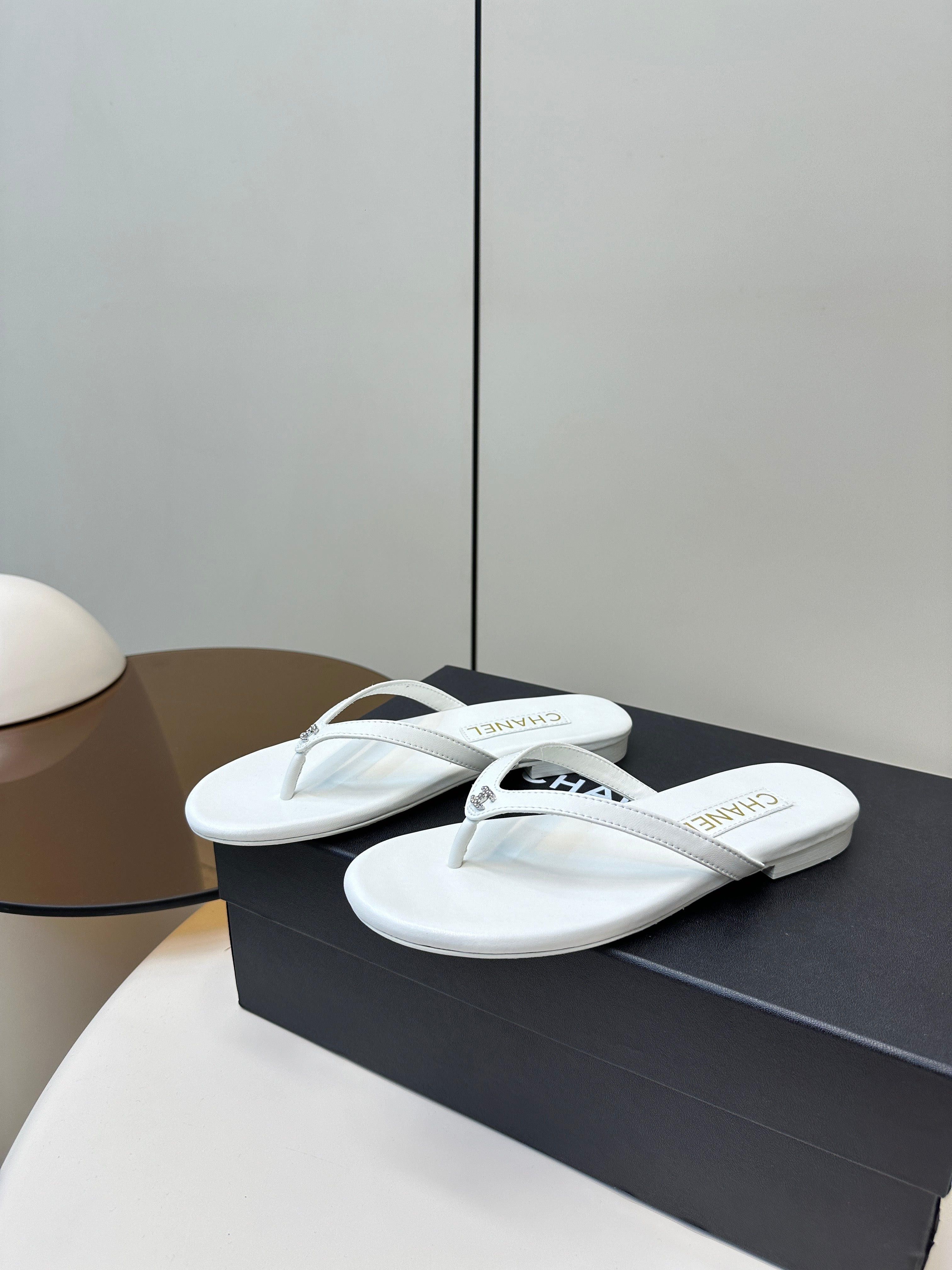 CC 25 Thong Sandal White Diamond Logo