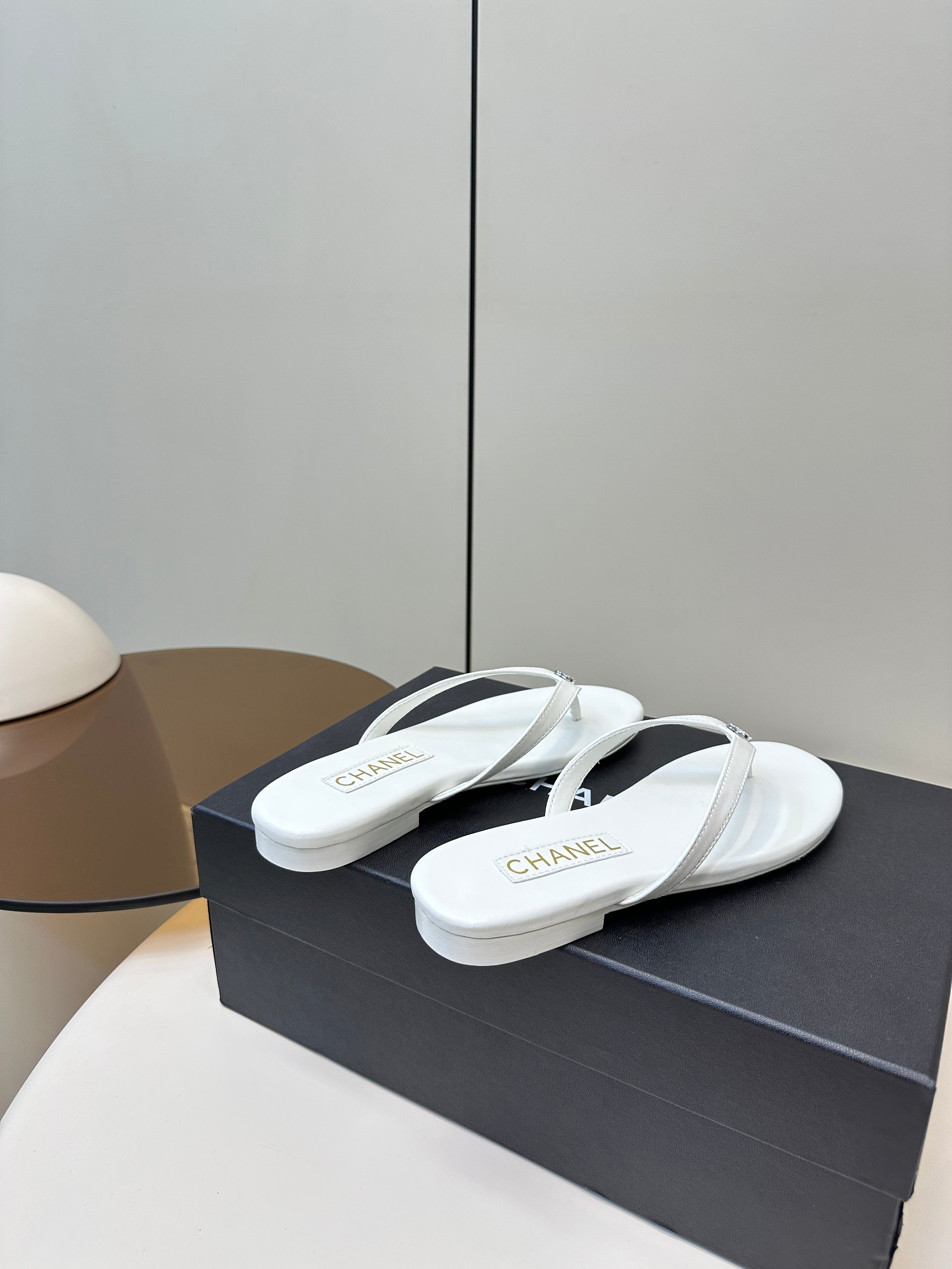 CC 25 Thong Sandal White Diamond Logo