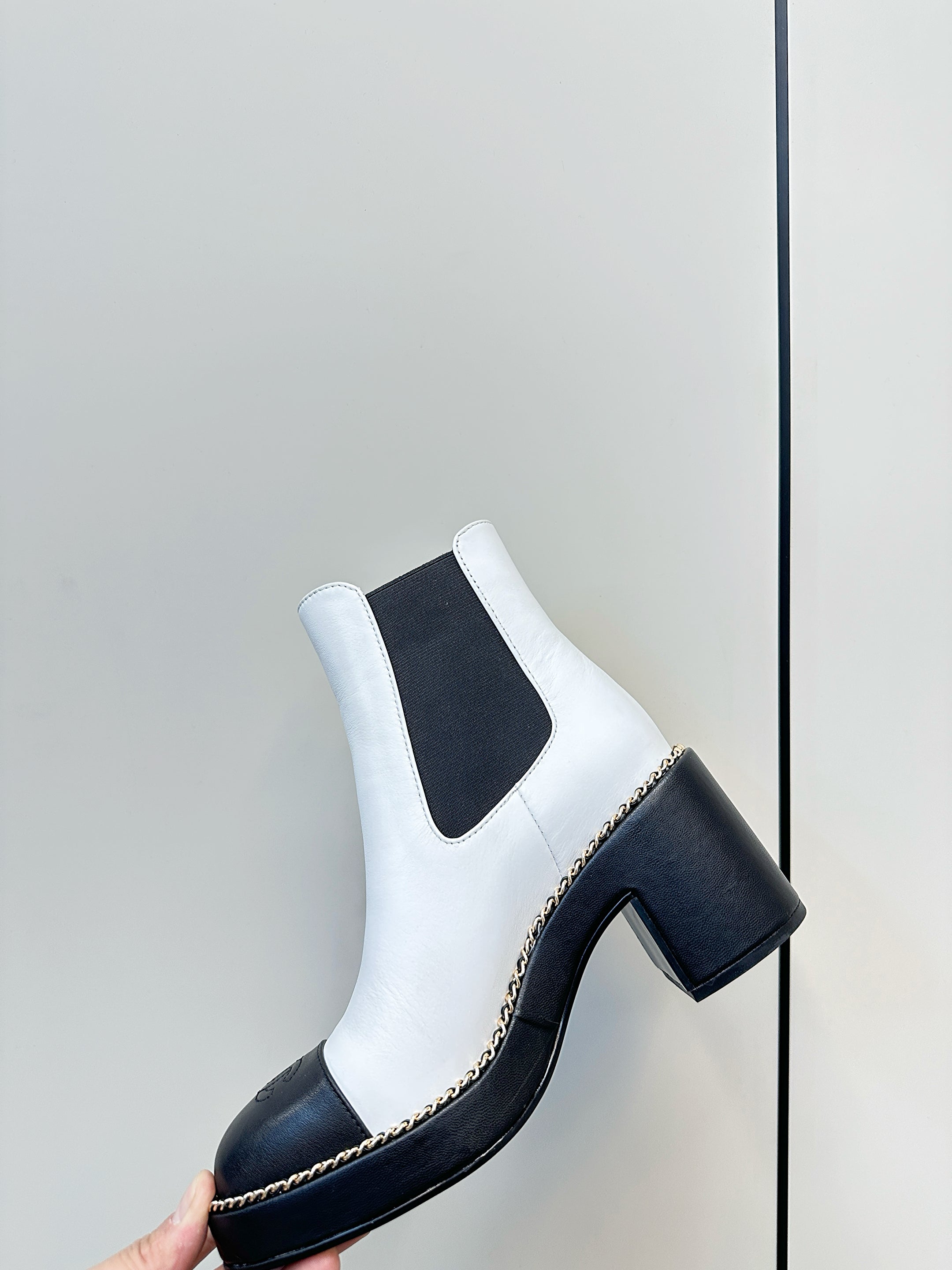 CC Chelsea Boot White Black Calfskin 409528