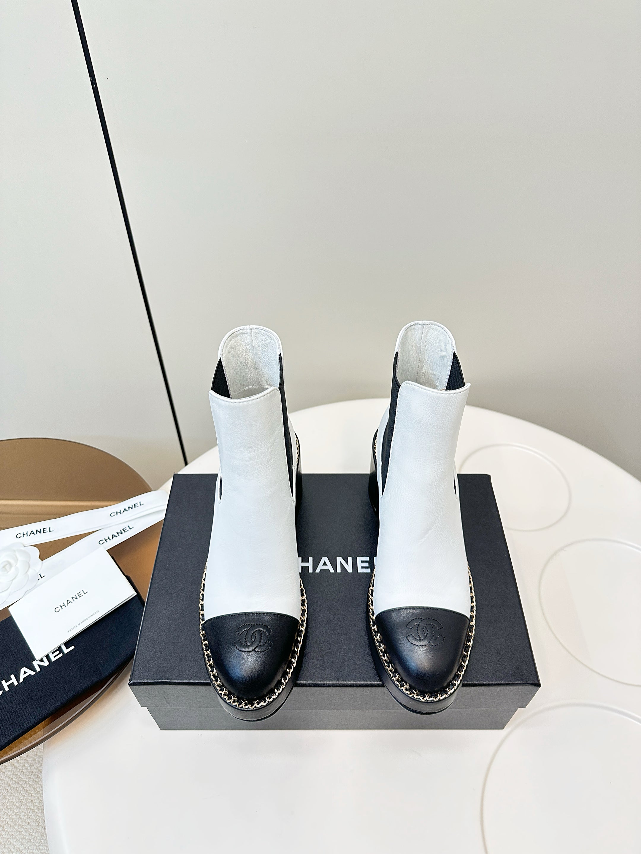 CC Chelsea Boot White Black Calfskin 409528