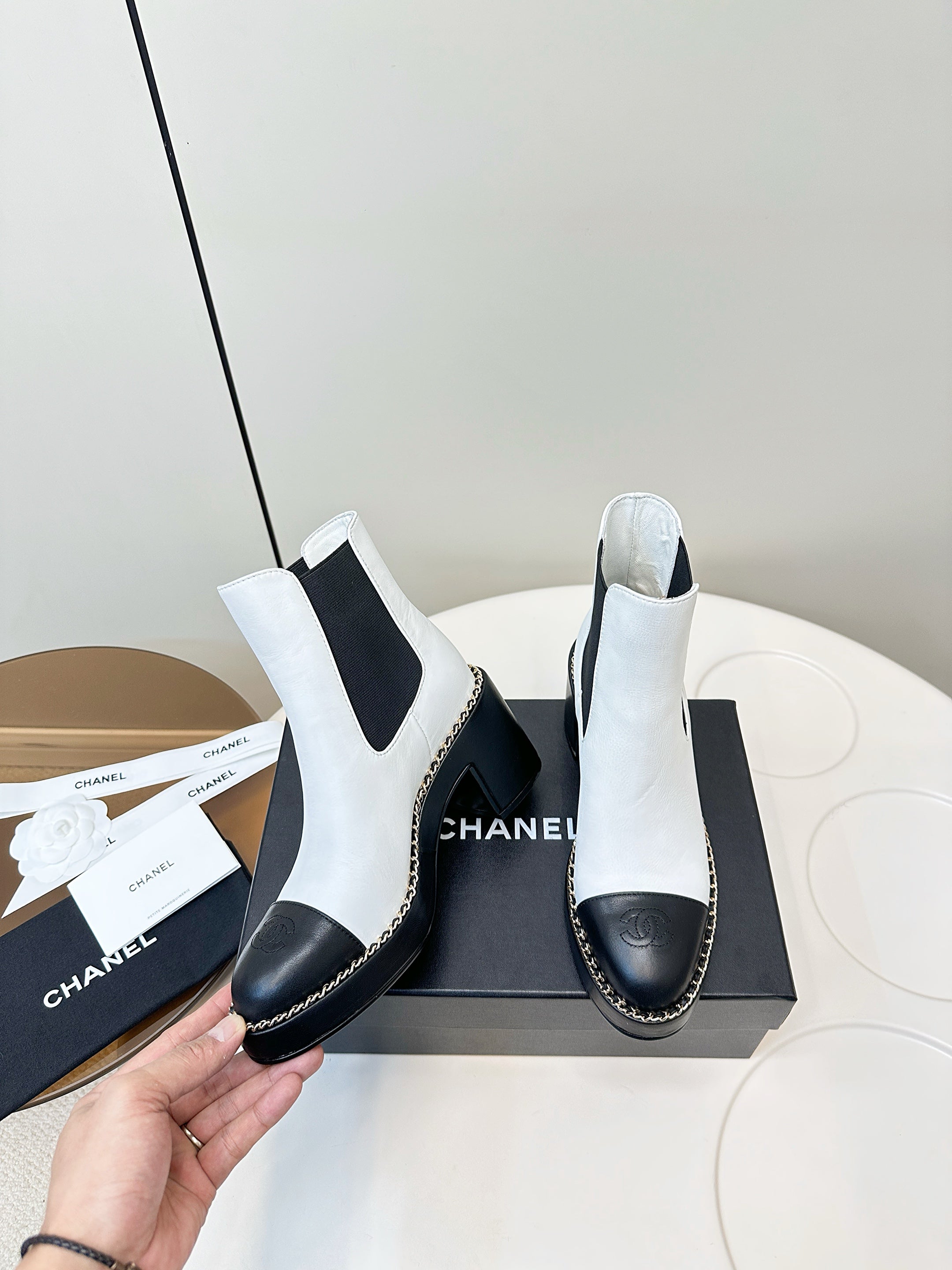 CC Chelsea Boot White Black Calfskin 409528