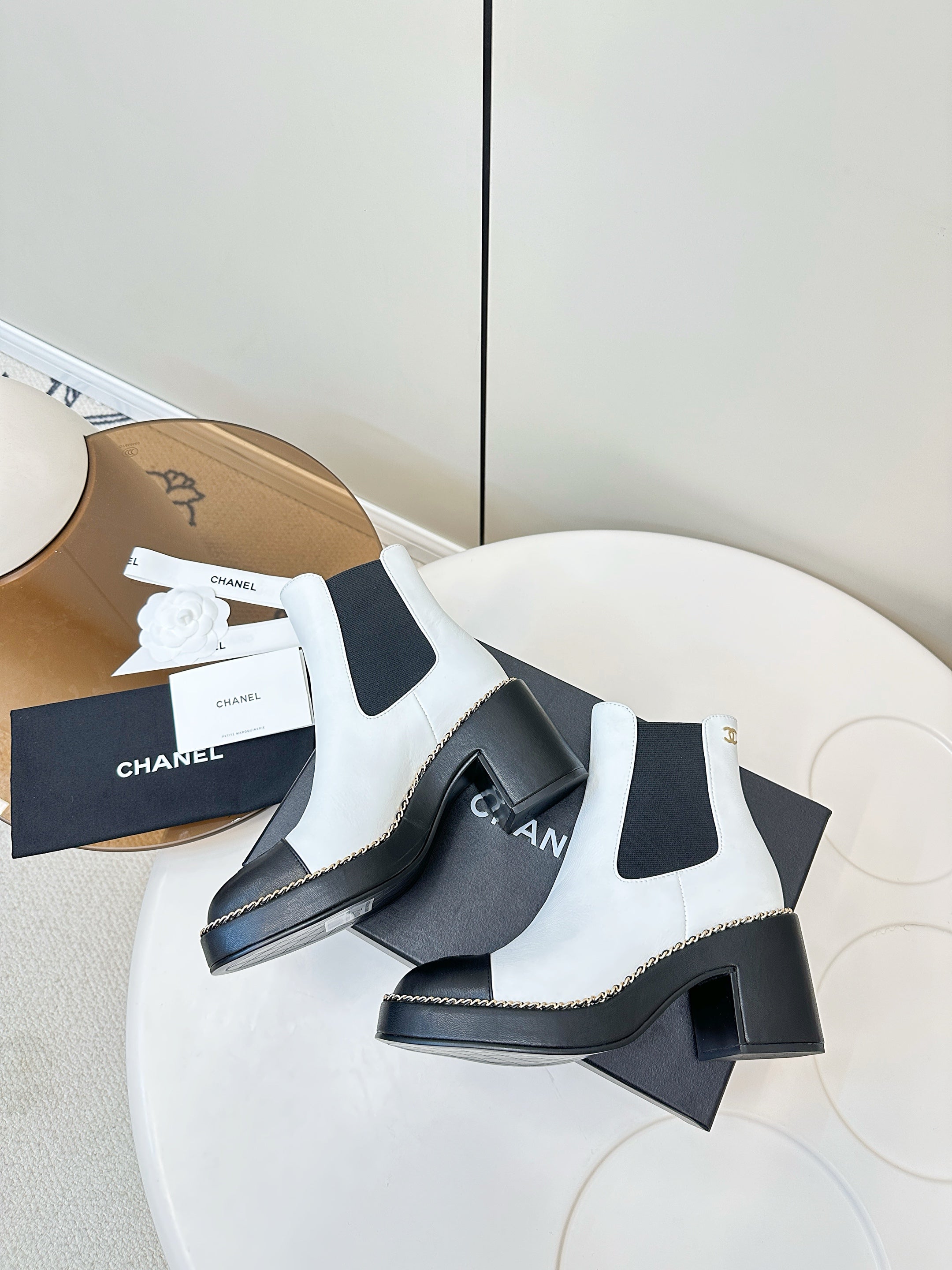 CC Chelsea Boot White Black Calfskin 409528