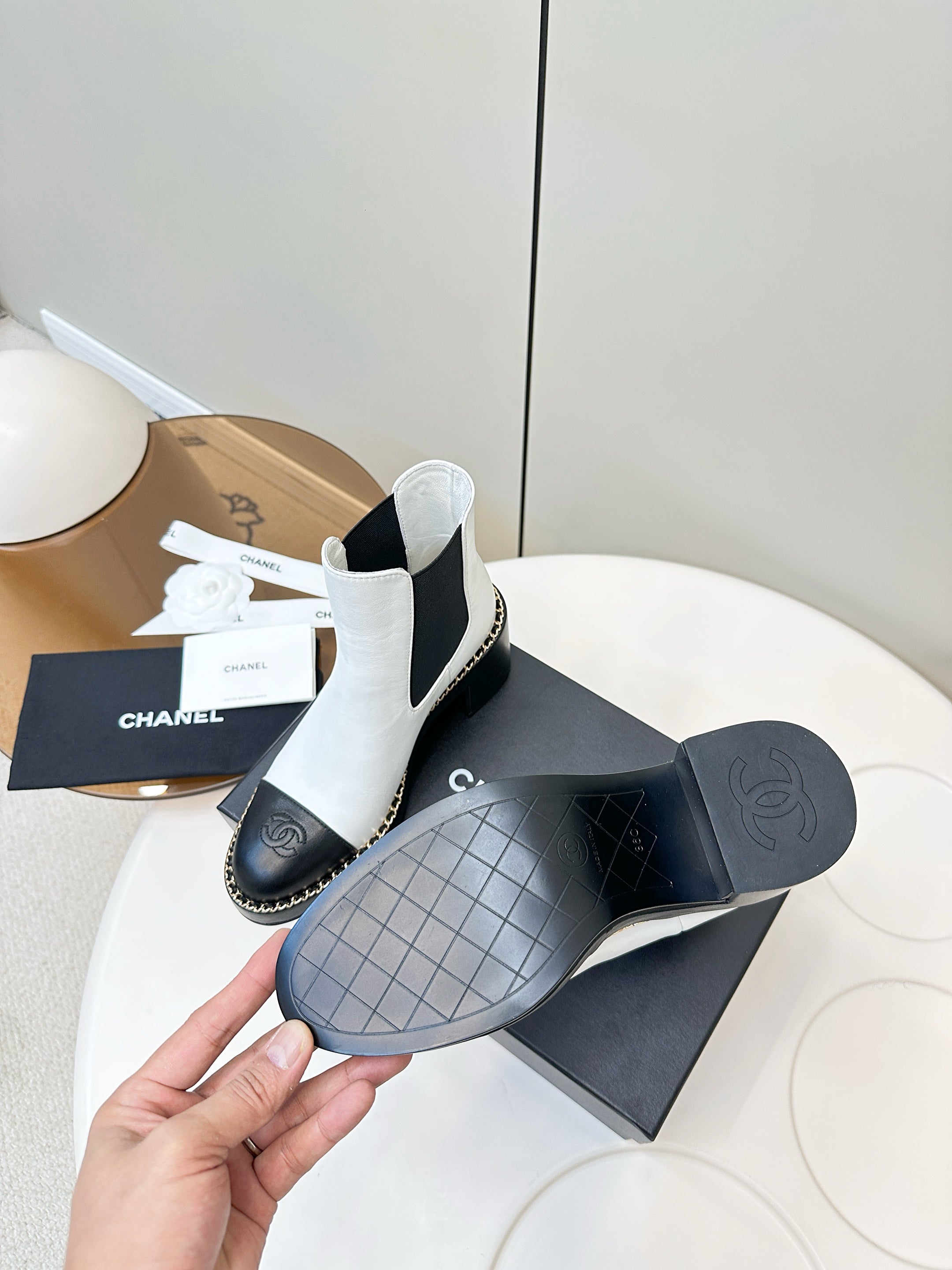 CC Chelsea Boot White Black Calfskin 409528