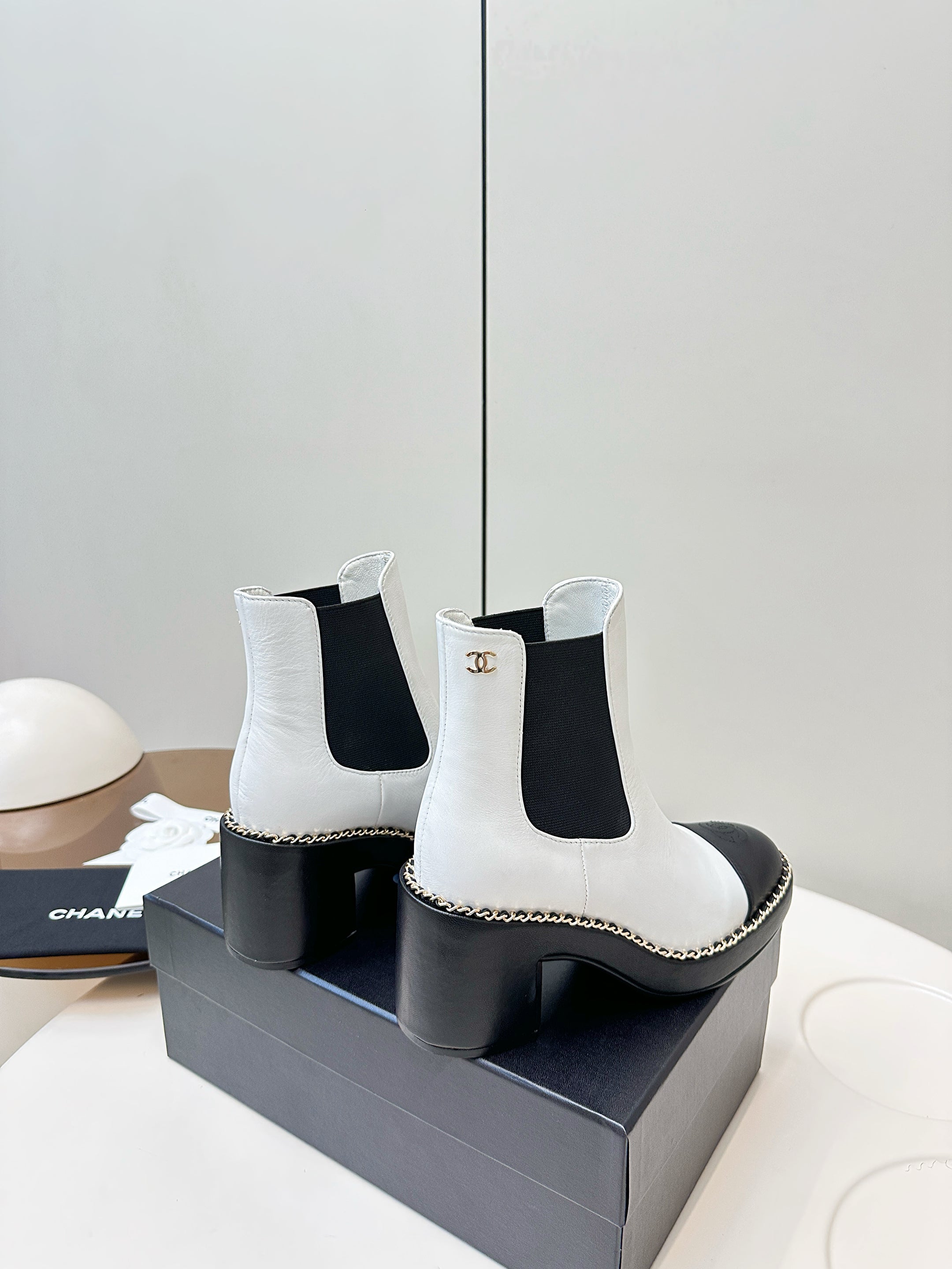 CC Chelsea Boot White Black Calfskin 409528