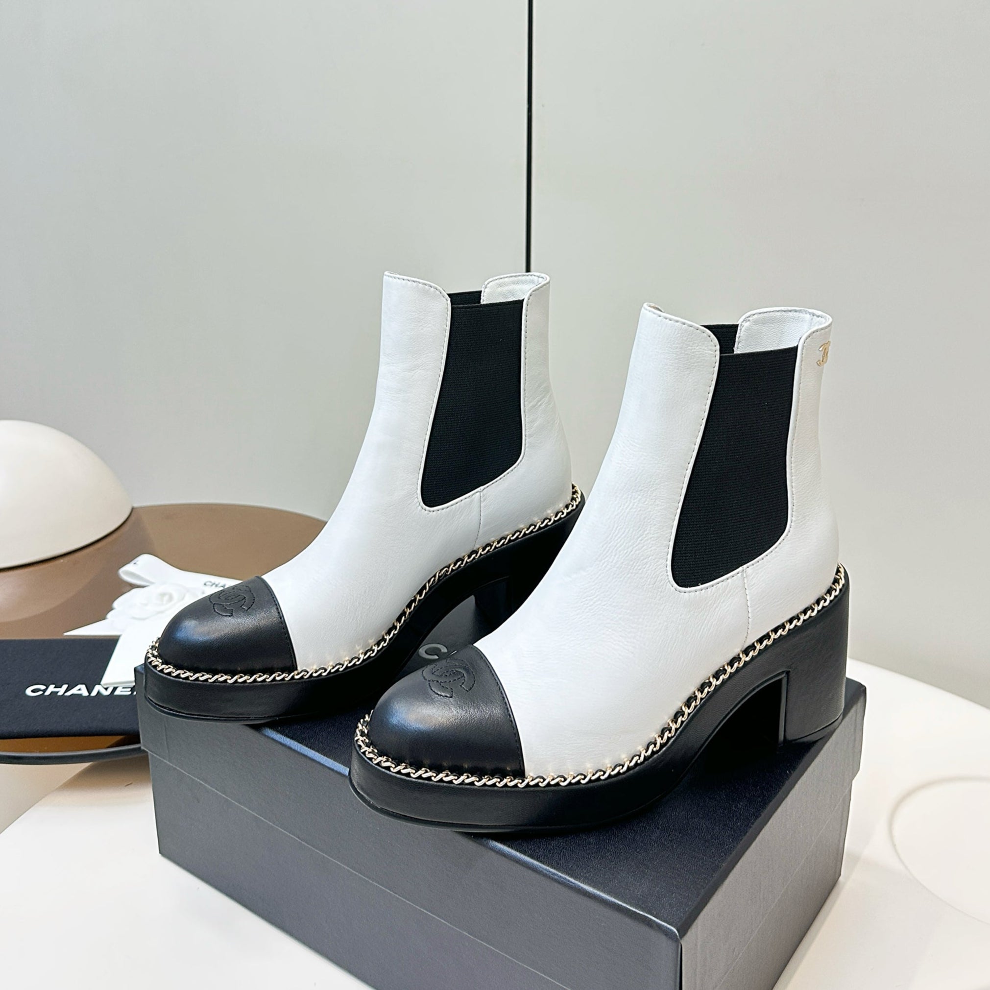 CC Chelsea Boot White Black Calfskin 409528