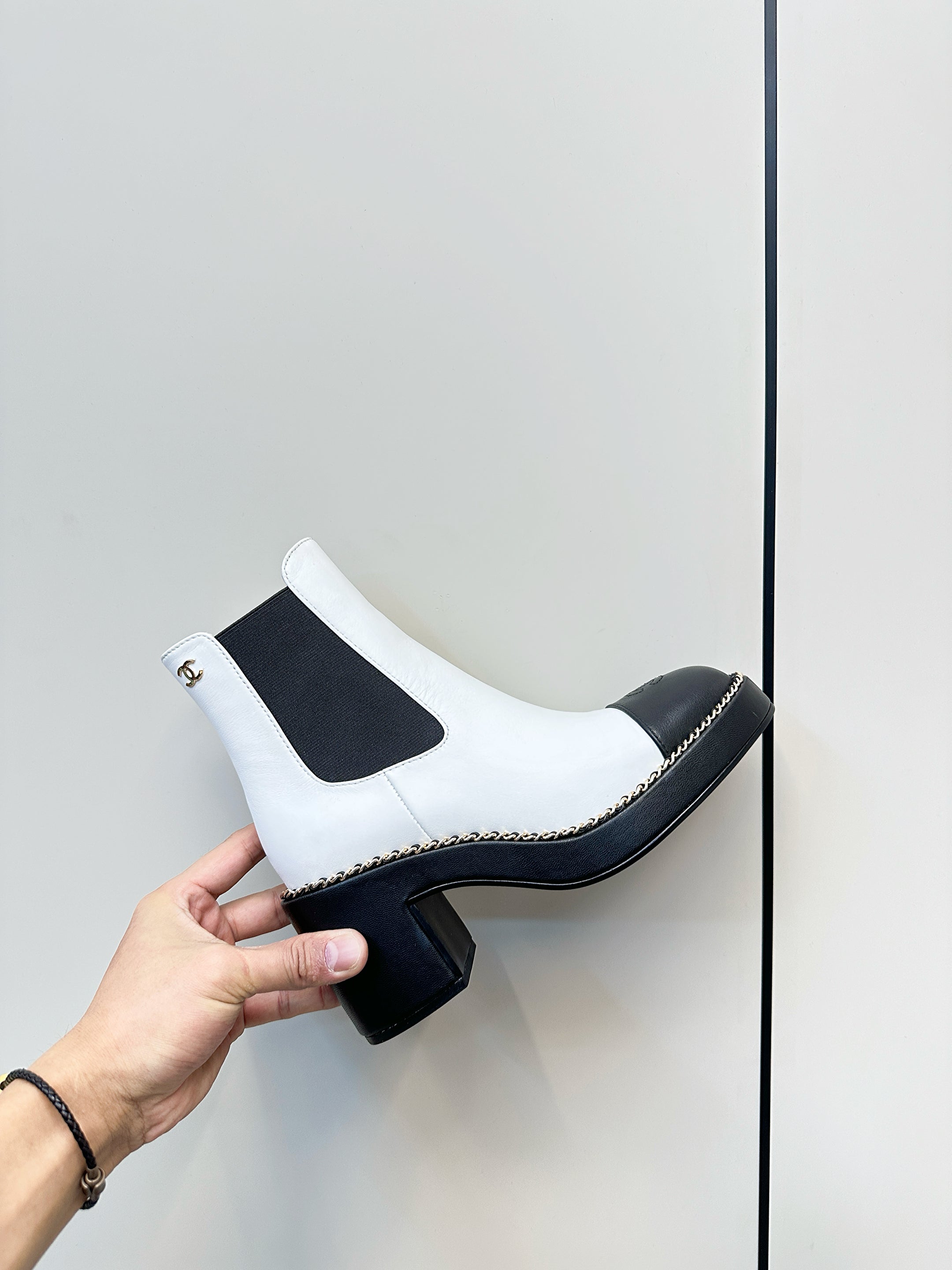 CC Chelsea Boot White Black Calfskin 409528