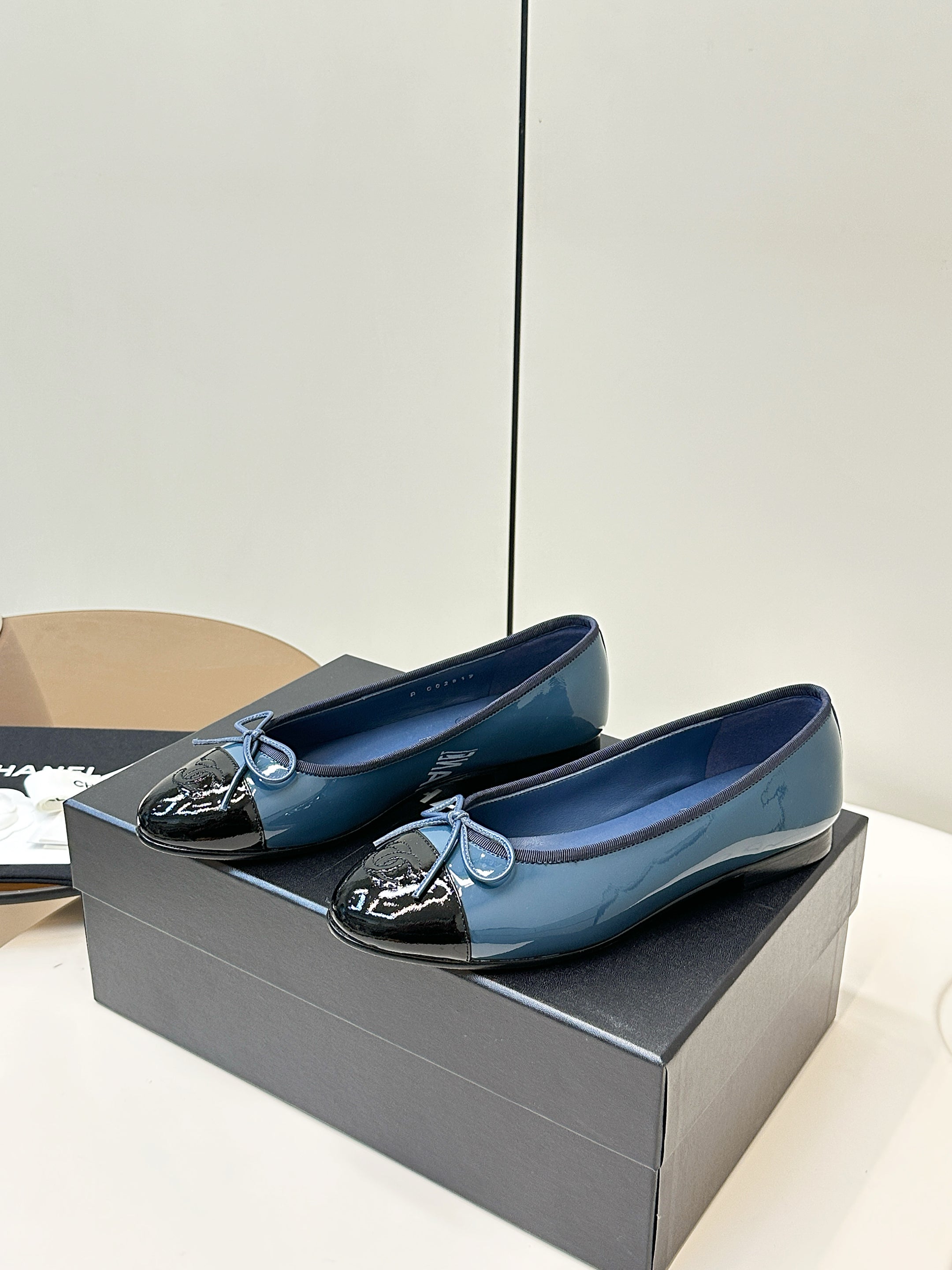 Chanel 25 Ballet Flat Blue Black Patent Leather 469254