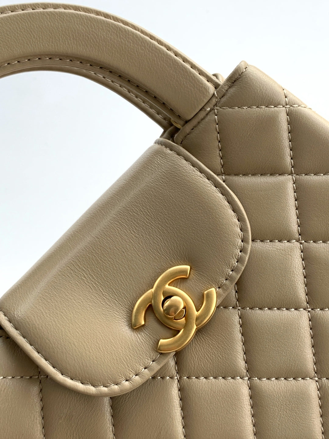 cc 24a nano 19cm kelly shopper bag light beige lambskin