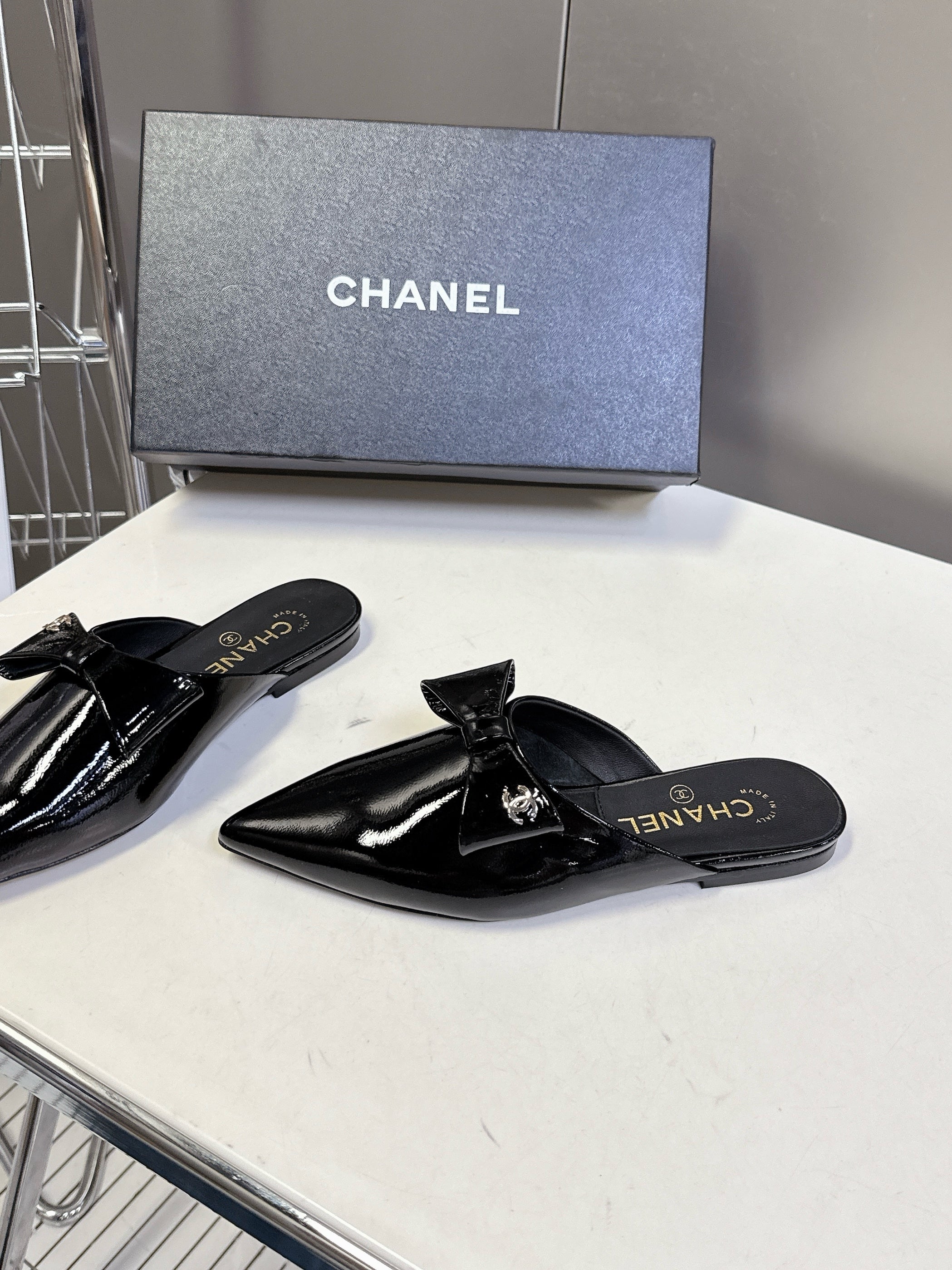 CC 25 Mules Black Calfskin Patent Leather 353925