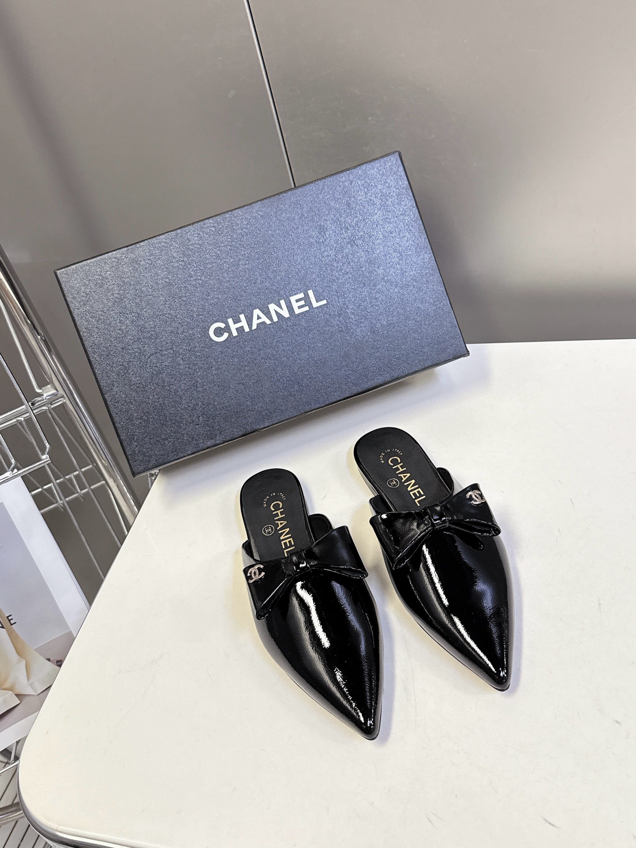 CC 25 Mules Black Calfskin Patent Leather 353925