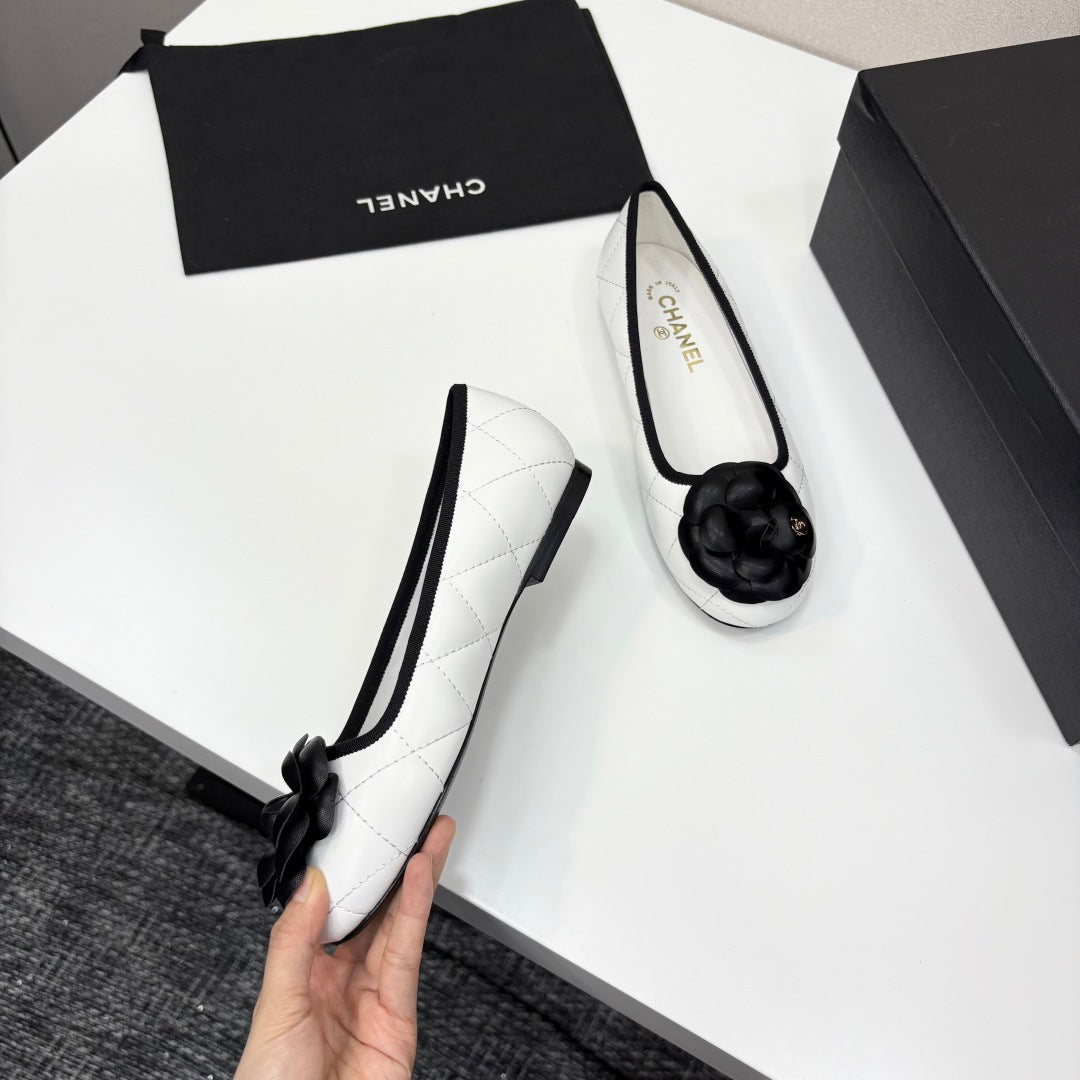 CC 25 Ballet Flat Flower White Quilted Calfskin