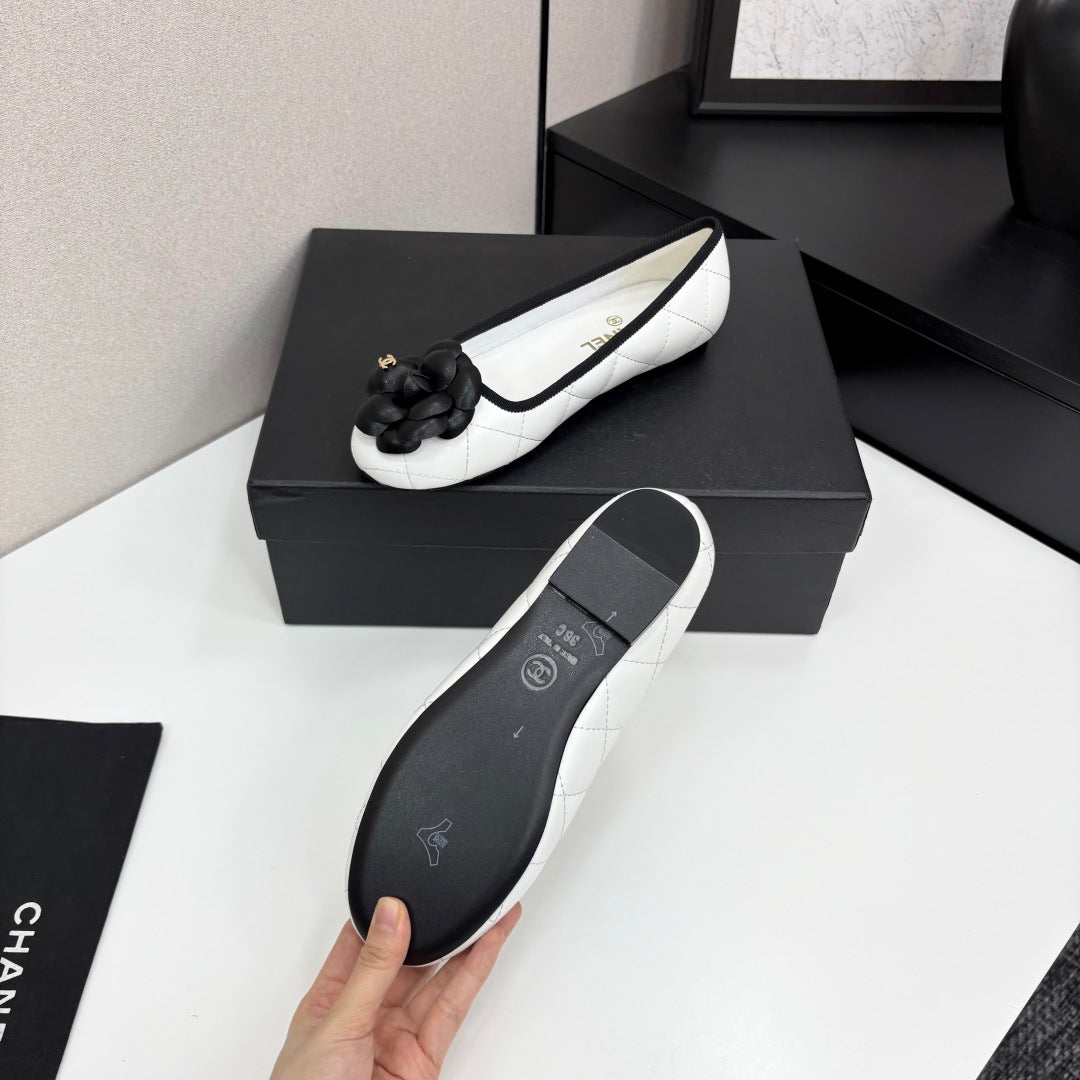CC 25 Ballet Flat Flower White Quilted Calfskin