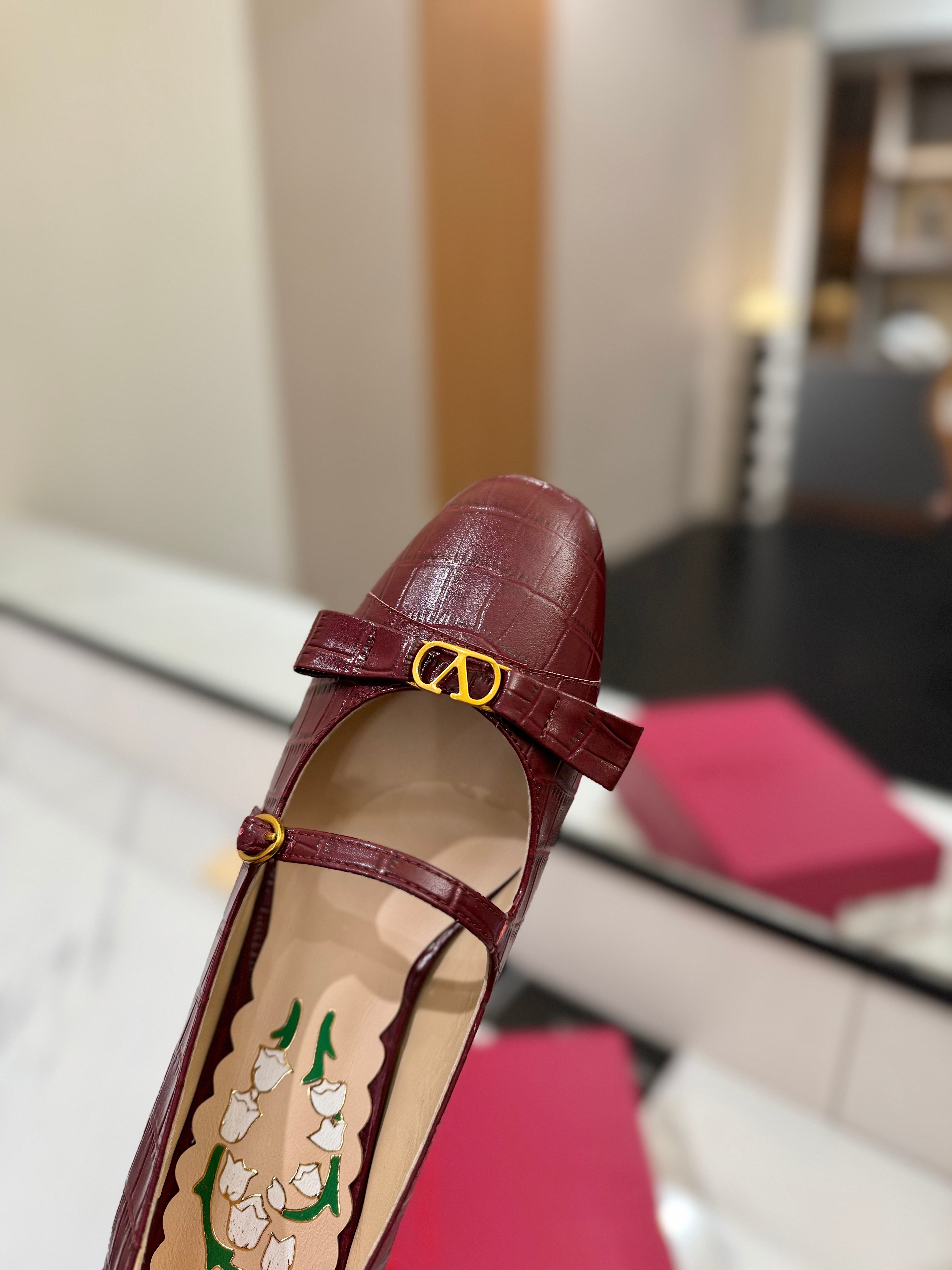 VT 25 Vlogo Signature Red Pumps Cowhide