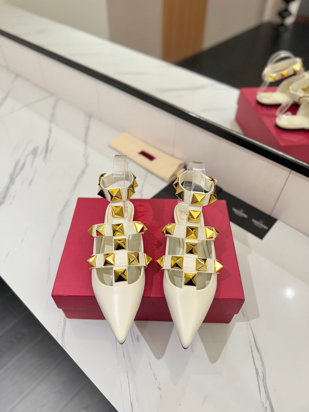 VT Rockstud Sandals Flat White Gold Cowhide