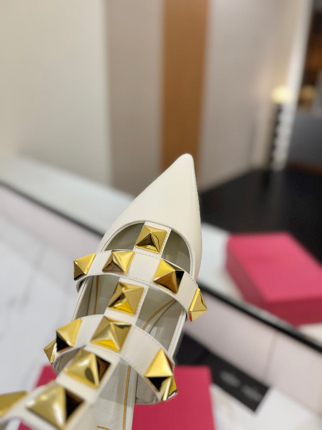 VT Rockstud Sandals Flat White Gold Cowhide