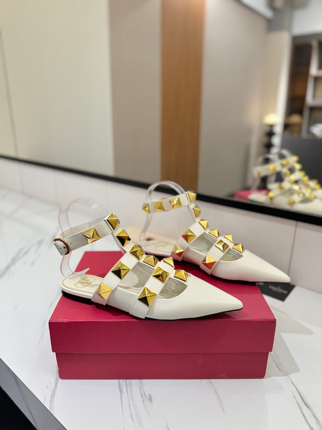 VT Rockstud Sandals Flat White Gold Cowhide