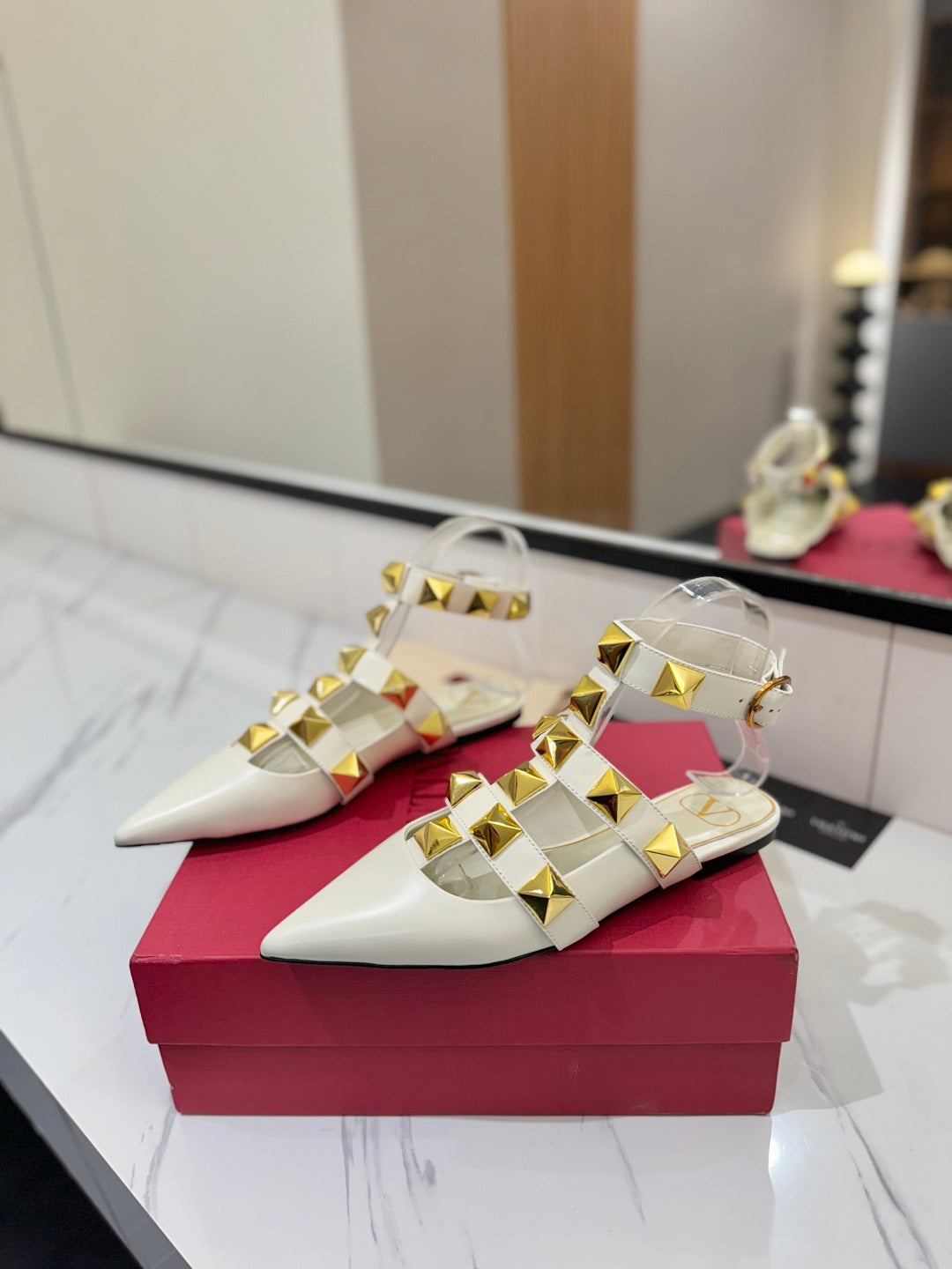 VT Rockstud Sandals Flat White Gold Cowhide