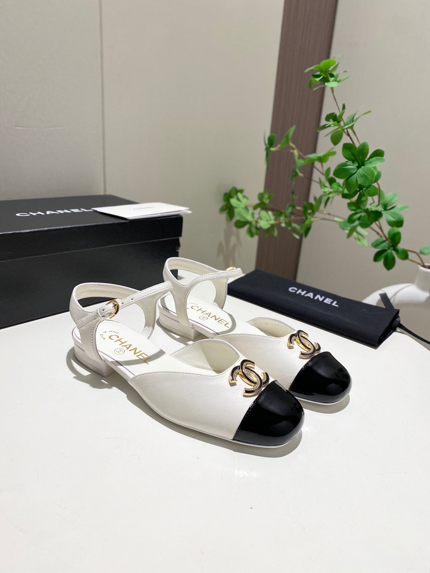 Chanel 25 Slingback White Black Sheepskin 466992