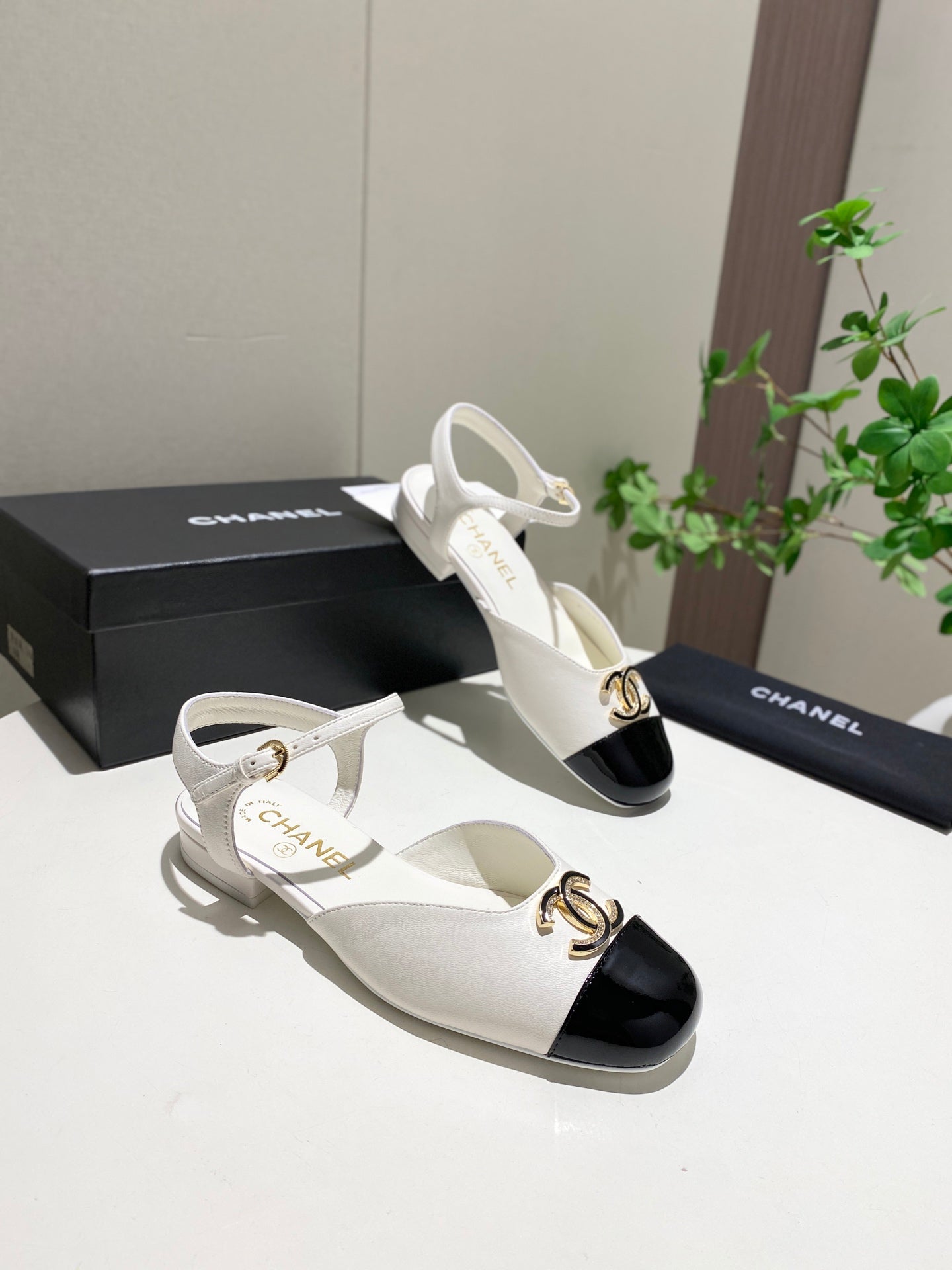Chanel 25 Slingback White Black Sheepskin 466992