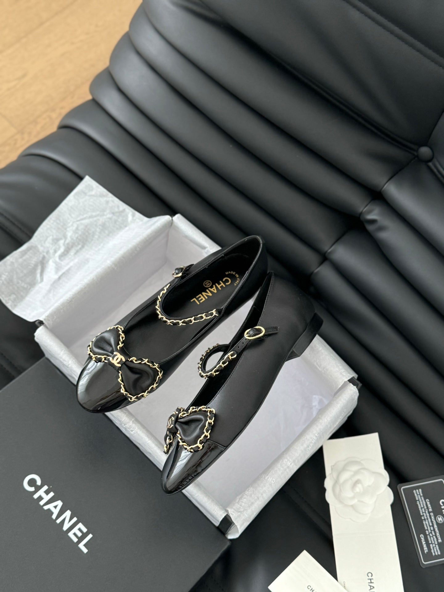 CC BALLET FLATS IN BLACK LAMBSKIN WITH GOLD HARDWARE