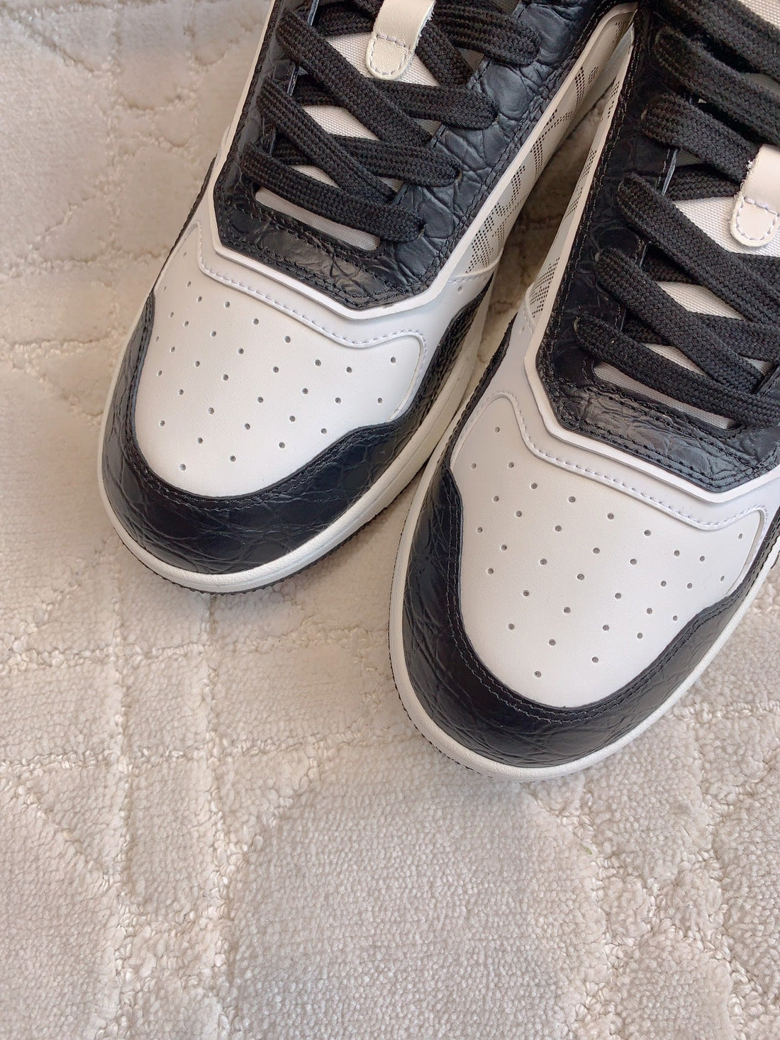 CD B27 Low-Top Sneaker White Black Print Wrinkled Calfskin