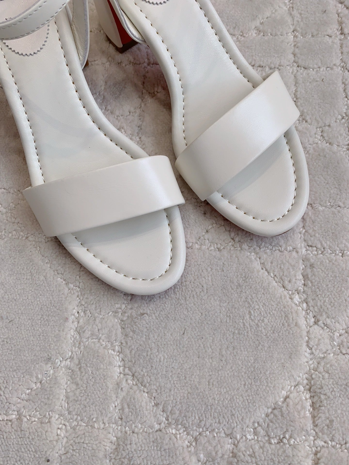 CL Simple Sandals White Sheepskin 328457