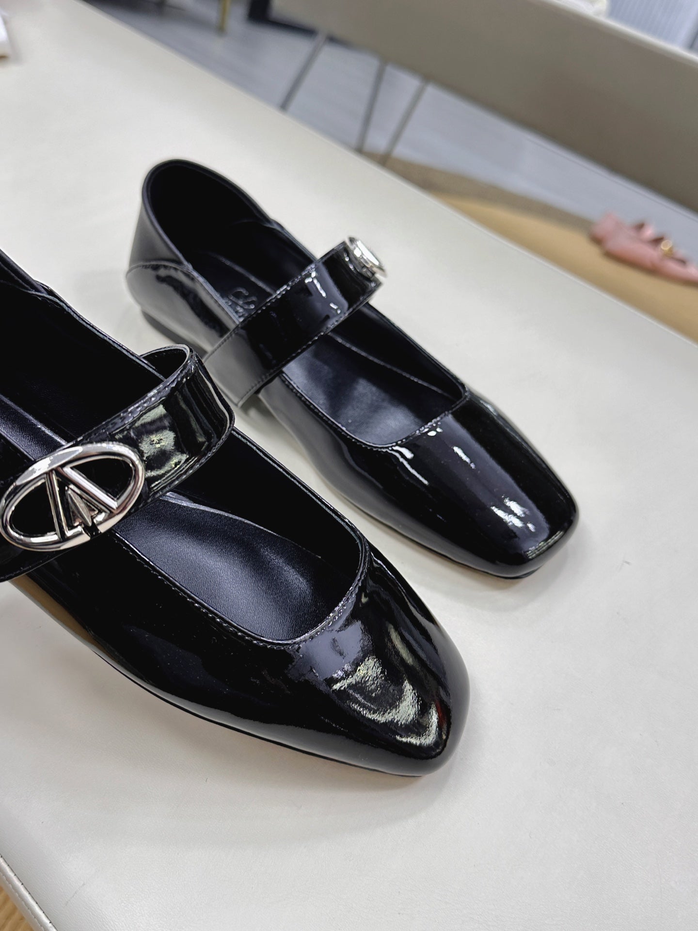 VT VLOGO LOCKER BLACK PATENT LEATHER 30733