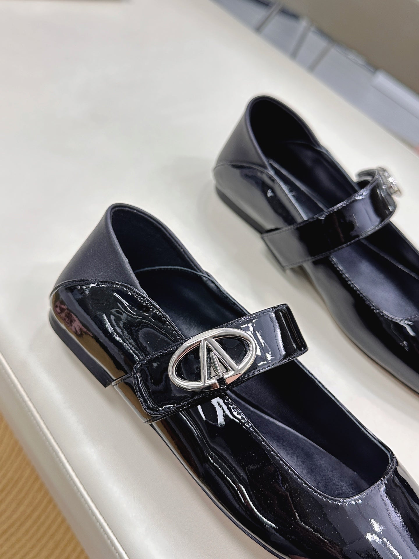 VT VLOGO LOCKER BLACK PATENT LEATHER 30733