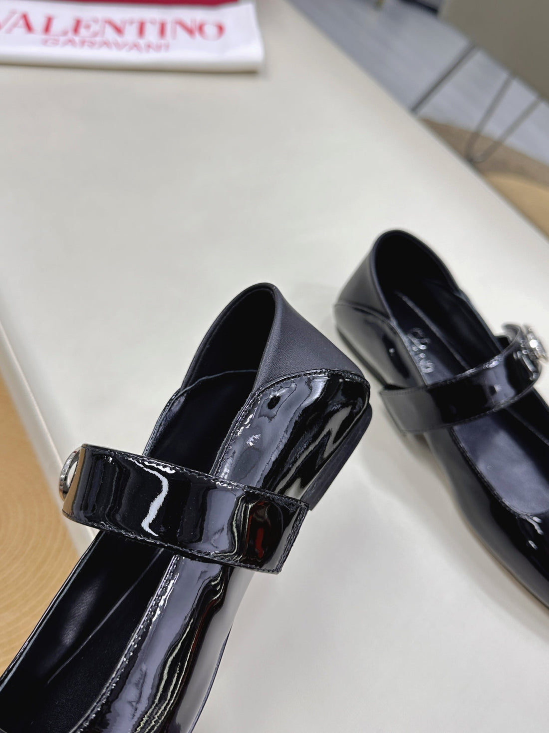 VT VLOGO LOCKER BLACK PATENT LEATHER 30733