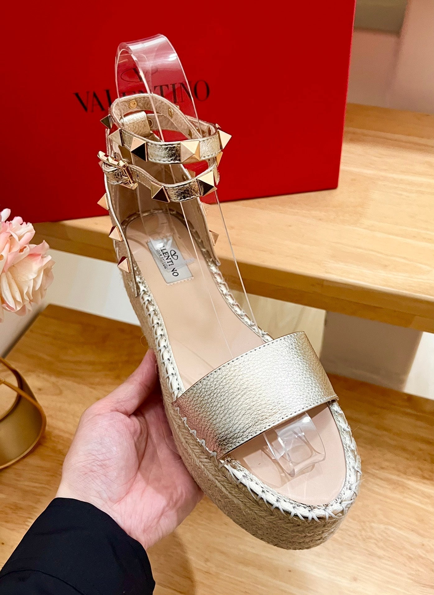 ROCKSTUD FLATFORM SANDAL IN LIGHT GOLD CALFSKIN