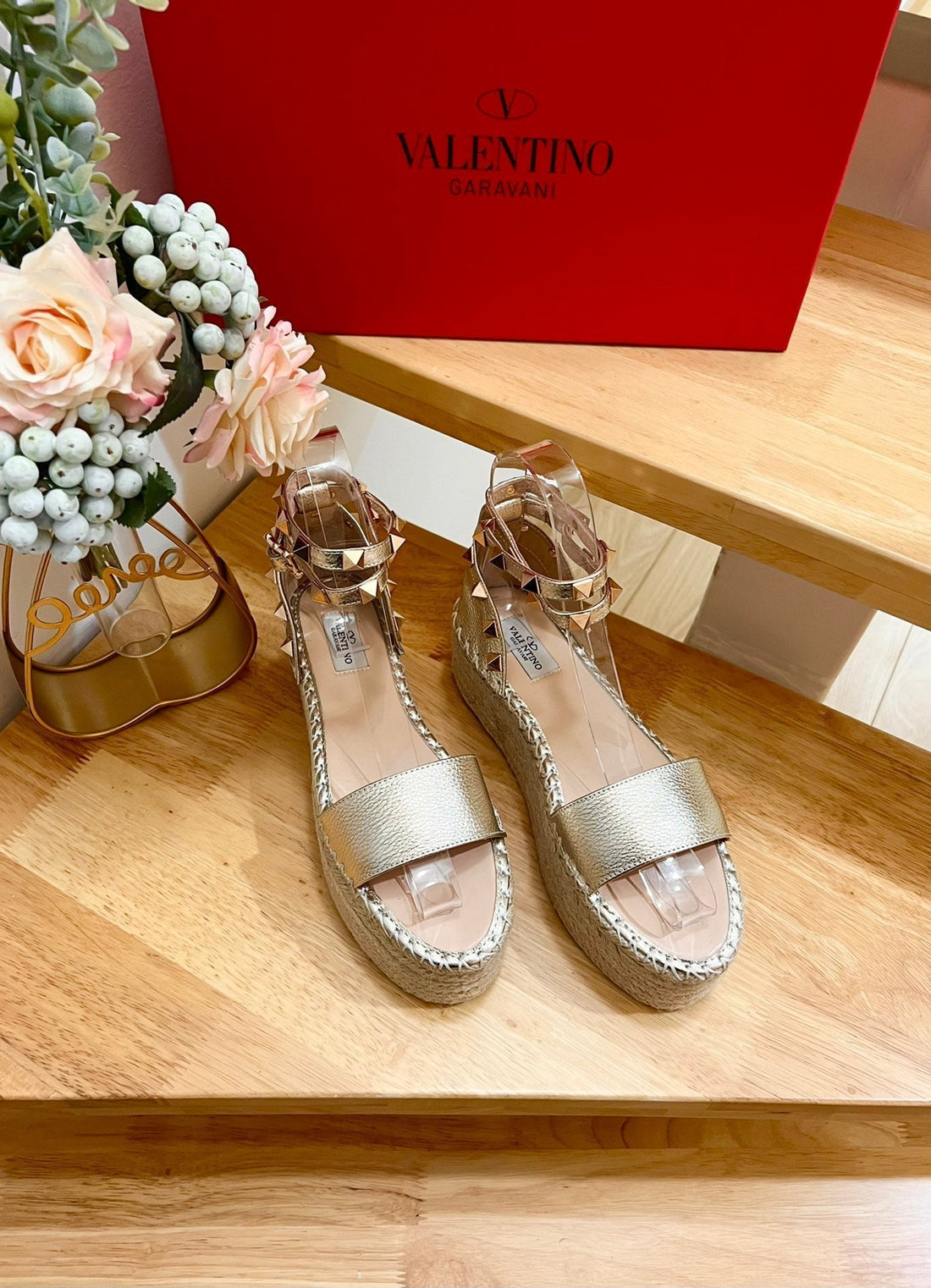 ROCKSTUD FLATFORM SANDAL IN LIGHT GOLD CALFSKIN