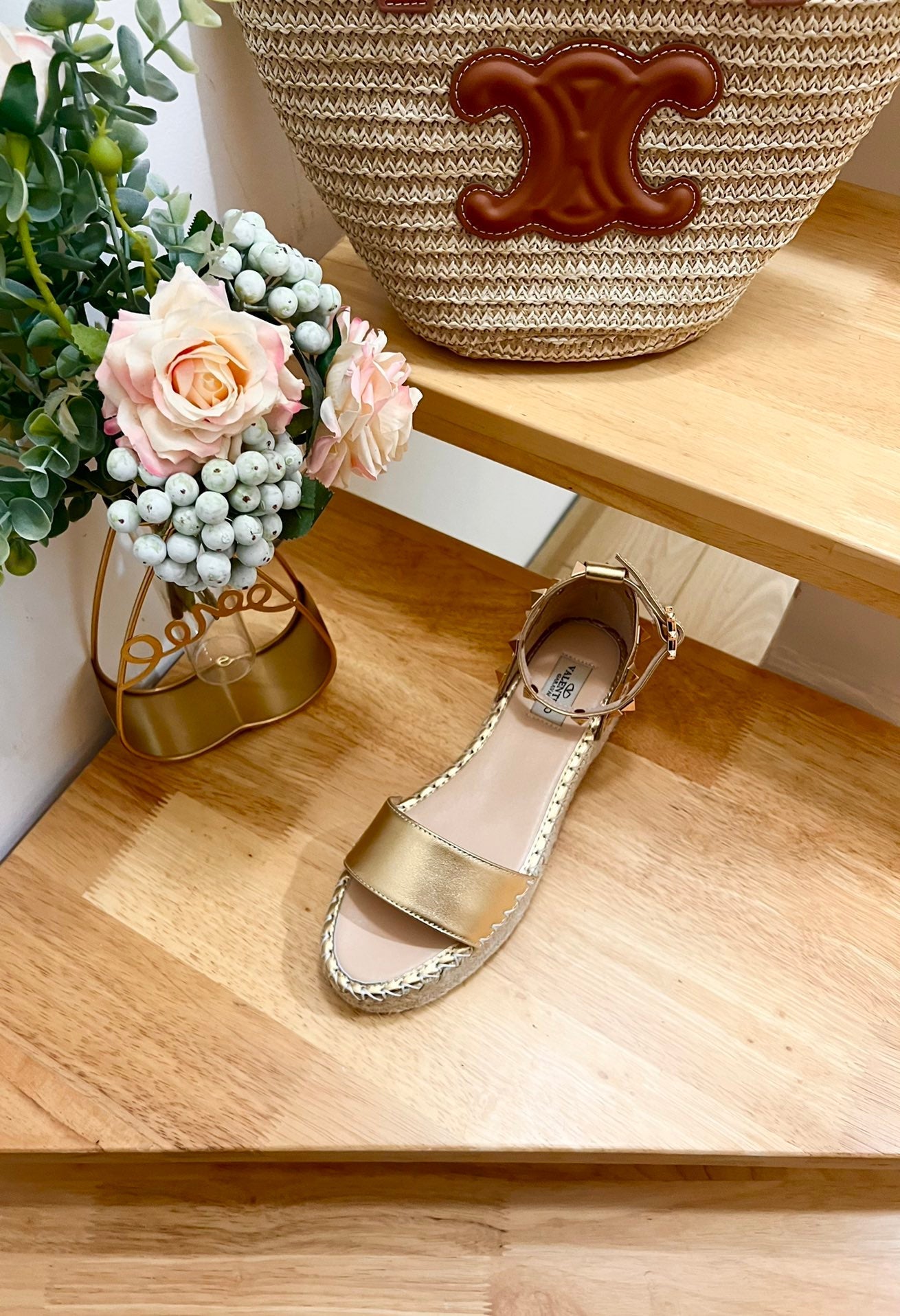 ROCKSTUD FLATFORM SANDAL IN GOLD CALFSKIN