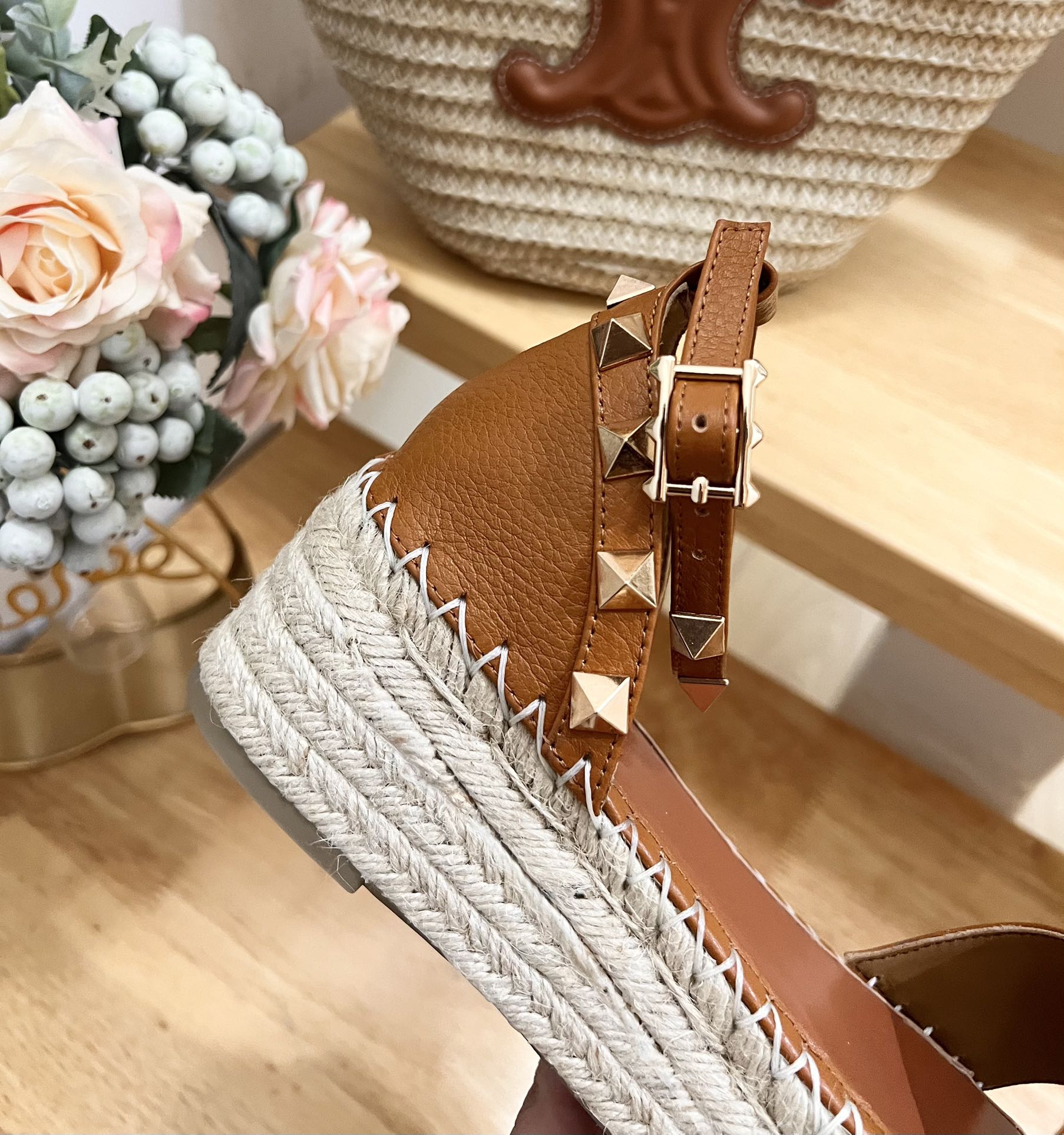 ROCKSTUD FLATFORM SANDAL IN CHOCOLATE BROWN CALFSKIN