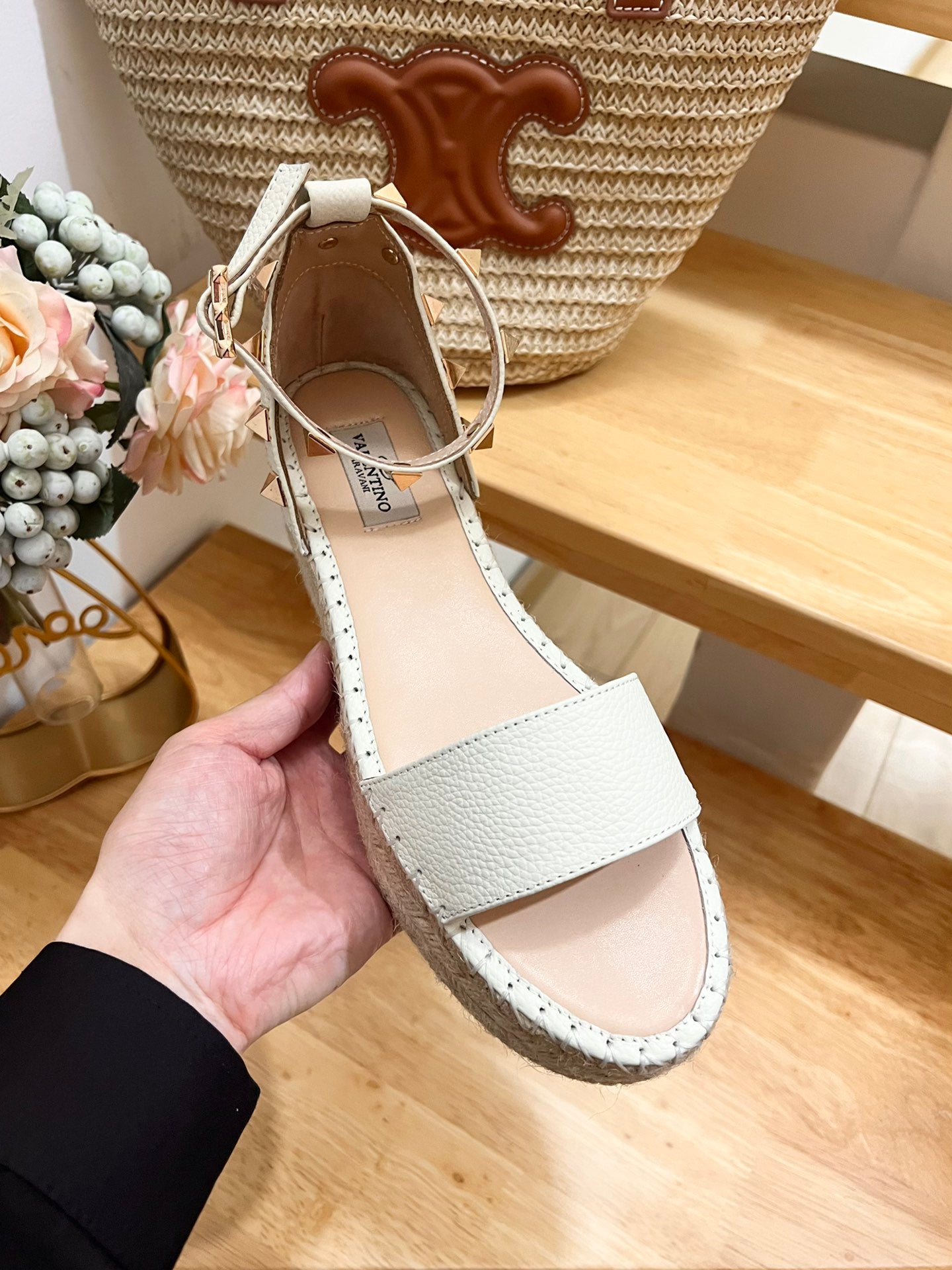 ROCKSTUD FLATFORM SANDAL IN WHITE CALFSKIN