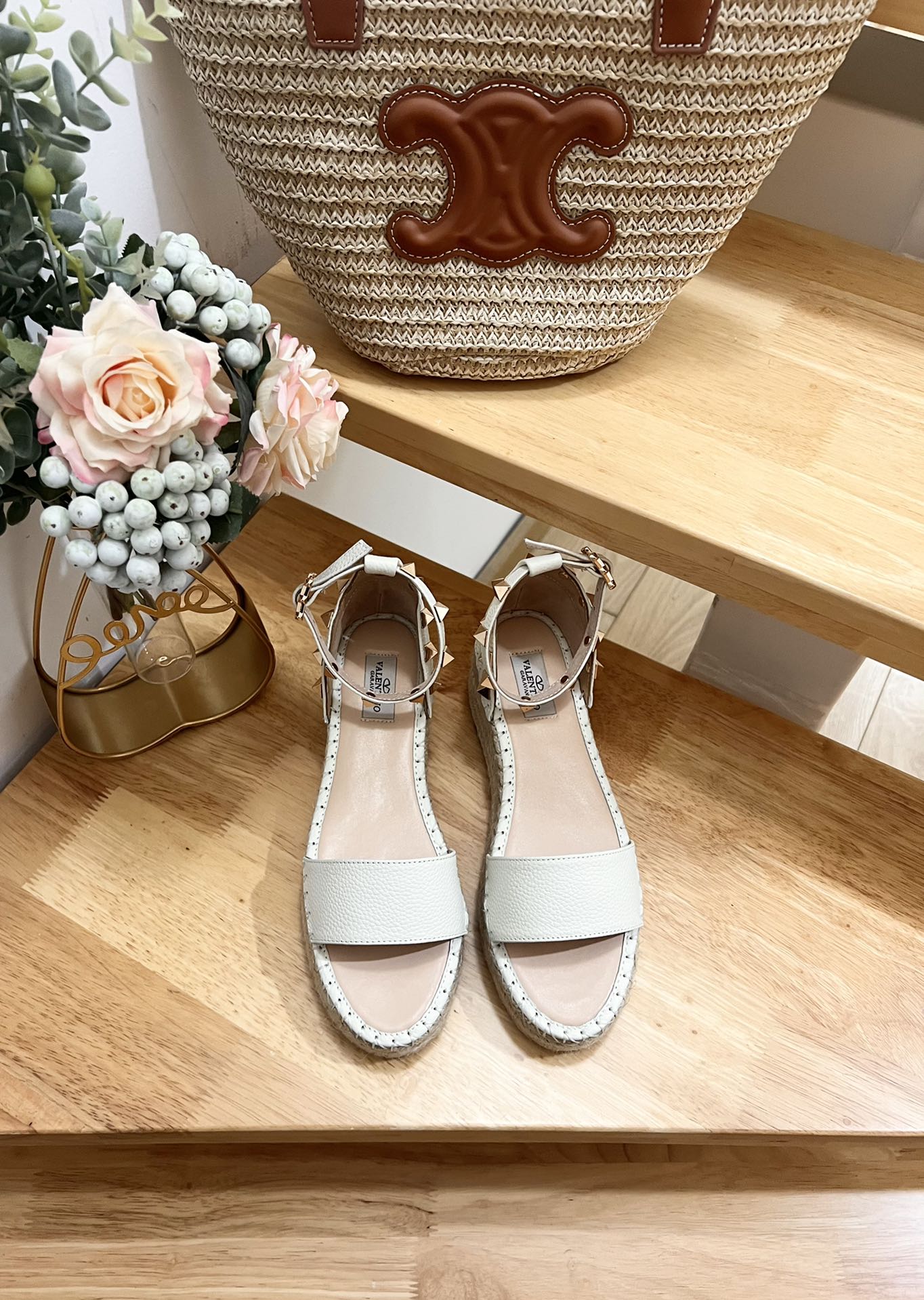 ROCKSTUD FLATFORM SANDAL IN WHITE CALFSKIN